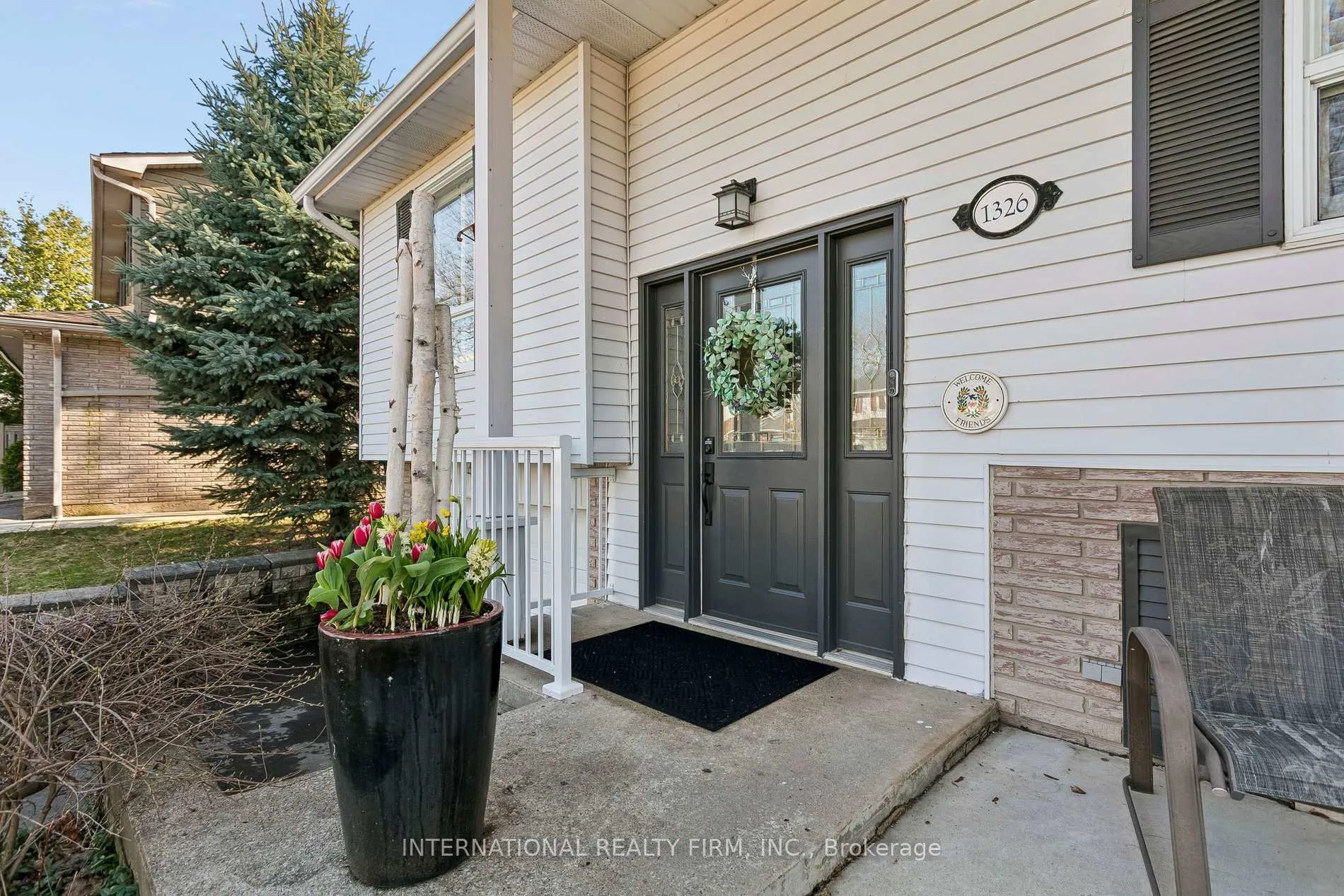 Photo 2 of 1326 Roxborough Crescent, Burlington, Palmer — HOMEH