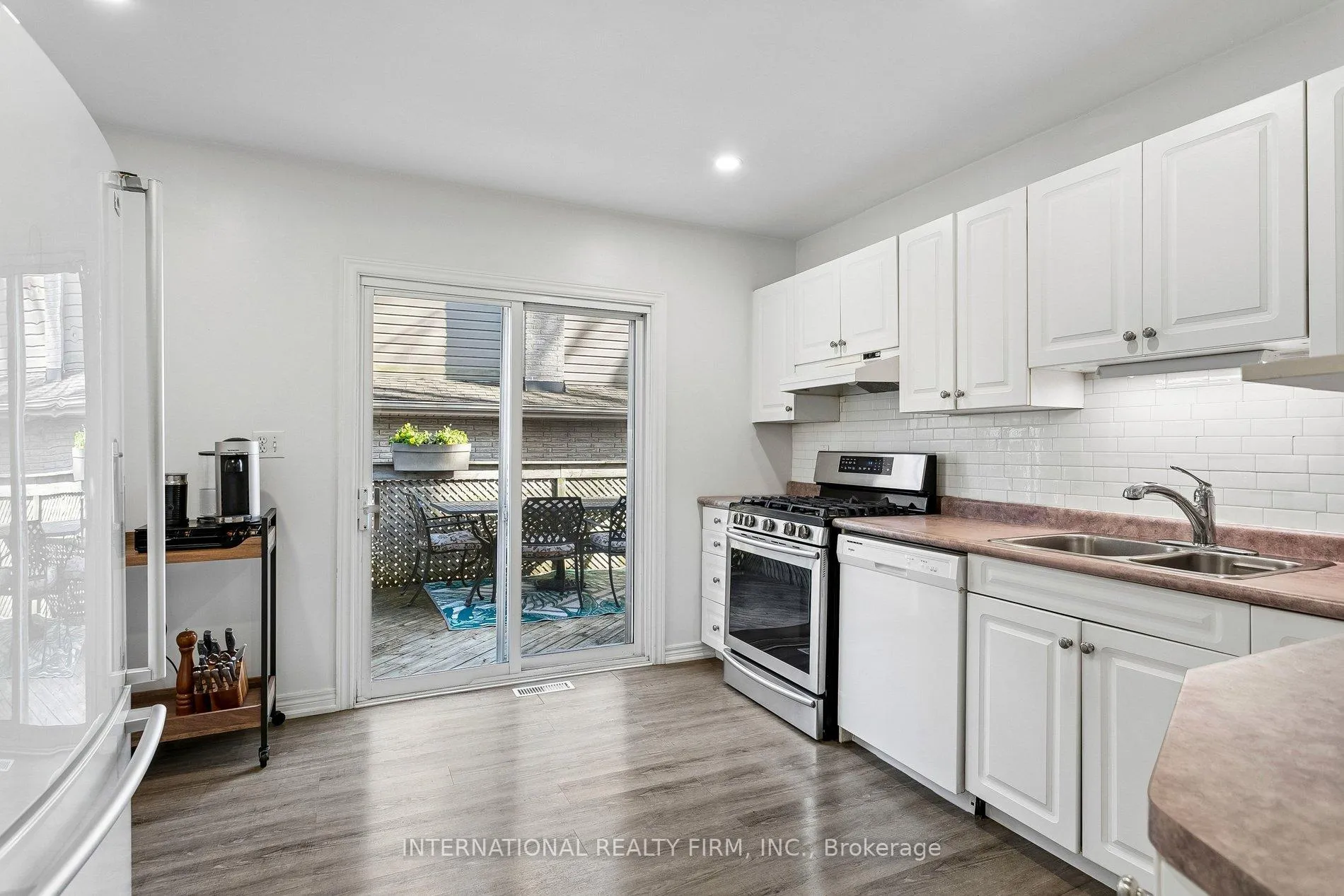 Photo 11 of 1326 Roxborough Crescent, Burlington, Palmer — HOMEH
