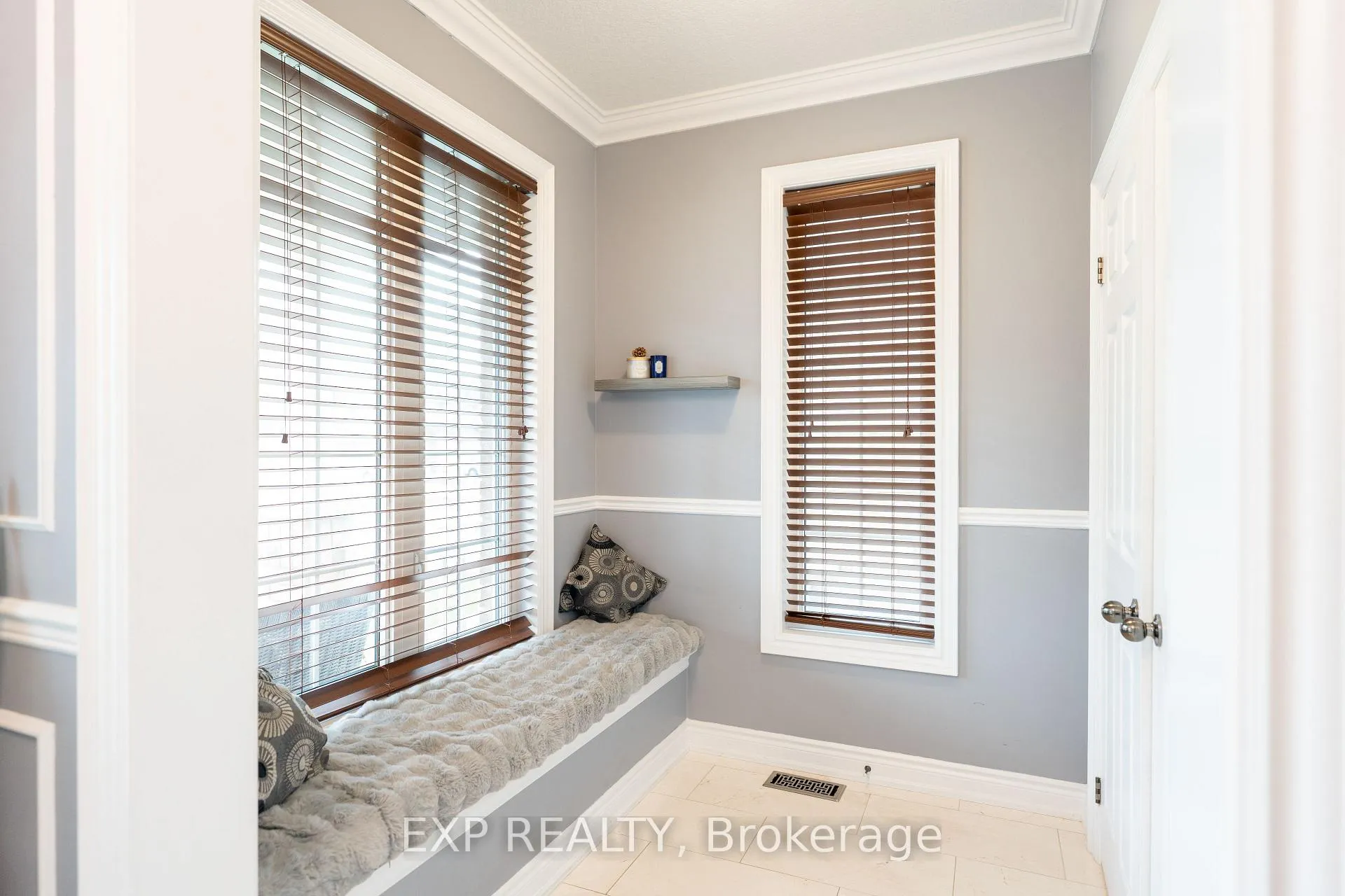 Photo 2 of 8375 Elderberry Drive S, Niagara Falls, Brown — HOMEH