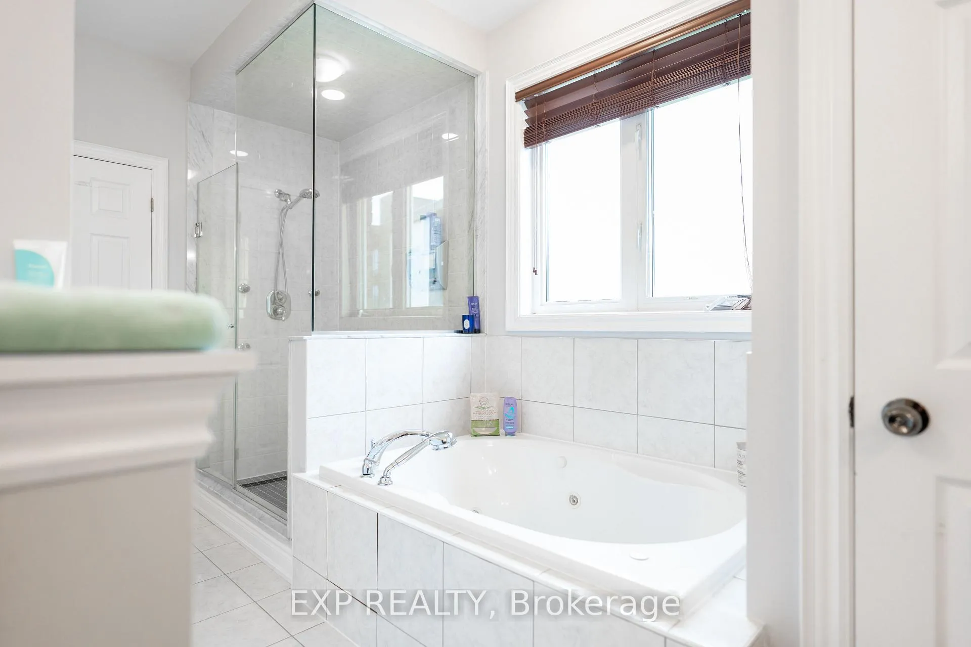 Photo 13 of 8375 Elderberry Drive S, Niagara Falls, Brown — HOMEH