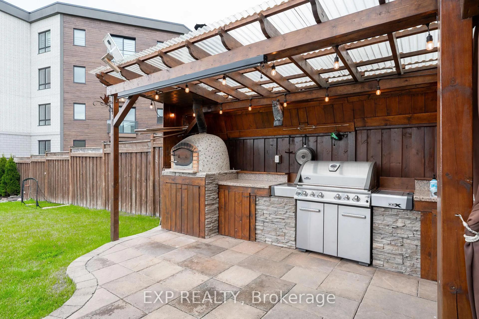 Photo 21 of 8375 Elderberry Drive S, Niagara Falls, Brown — HOMEH