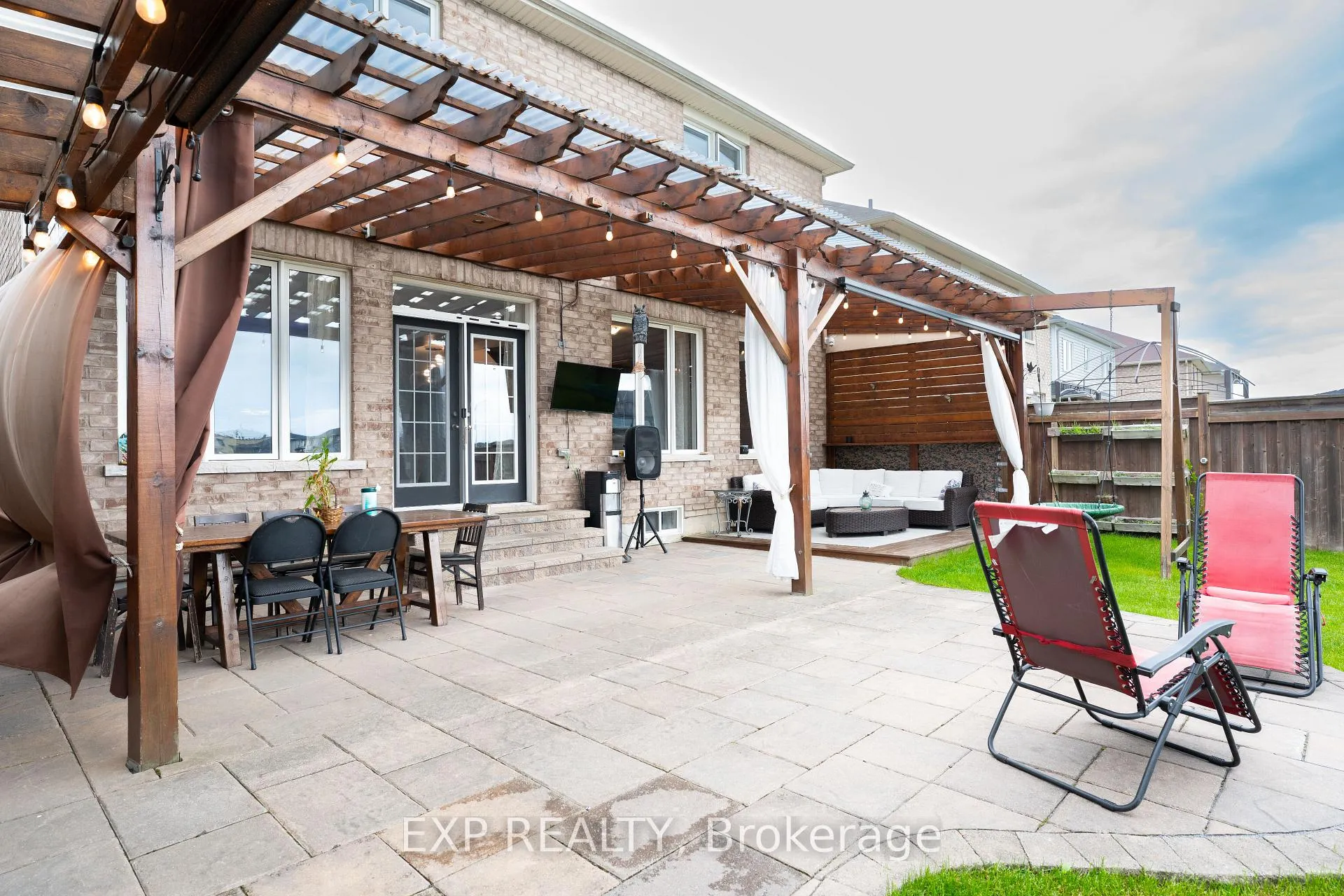 Photo 22 of 8375 Elderberry Drive S, Niagara Falls, Brown — HOMEH