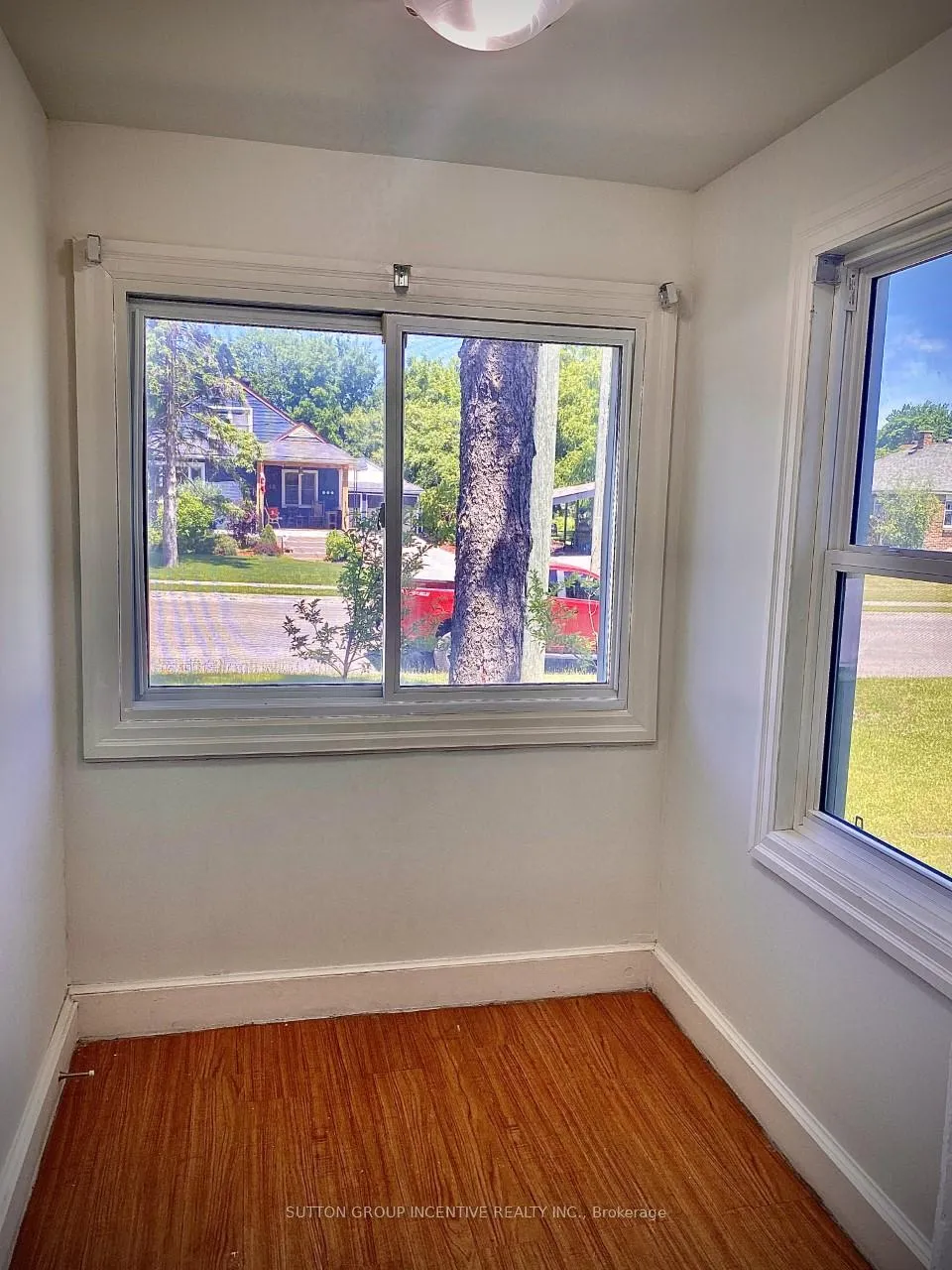 Photo 5 of 39 Donald Street, Barrie, Queen's Park — HOMEH