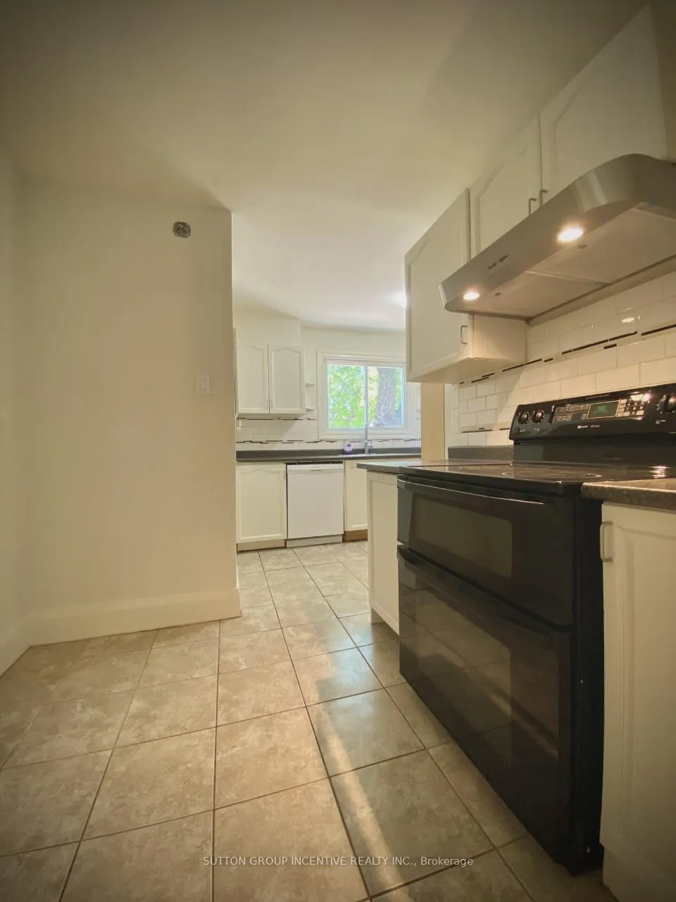 Photo 9 of 39 Donald Street, Barrie, Queen's Park — HOMEH