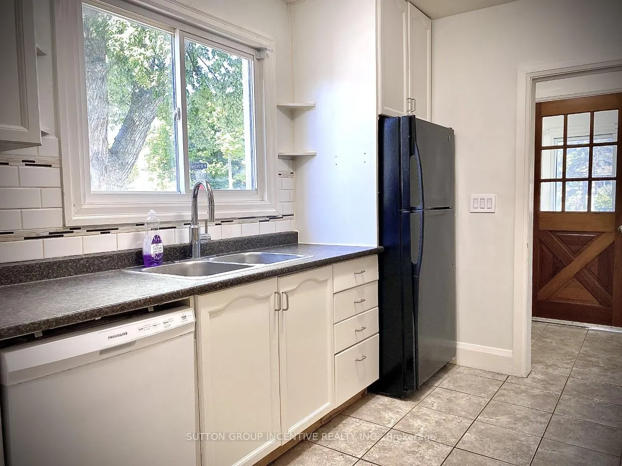 Photo 11 of 39 Donald Street, Barrie, Queen's Park — HOMEH