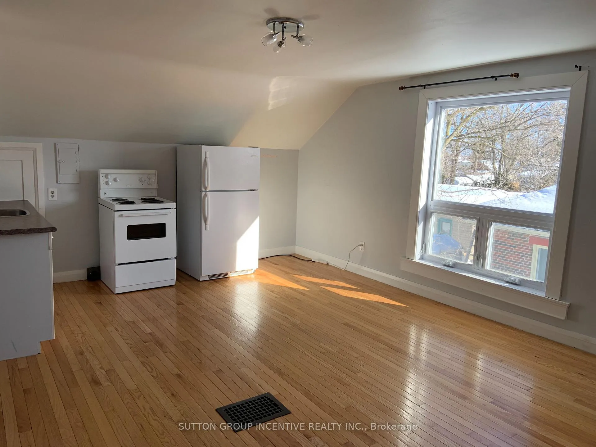 Photo 28 of 39 Donald Street, Barrie, Queen's Park — HOMEH