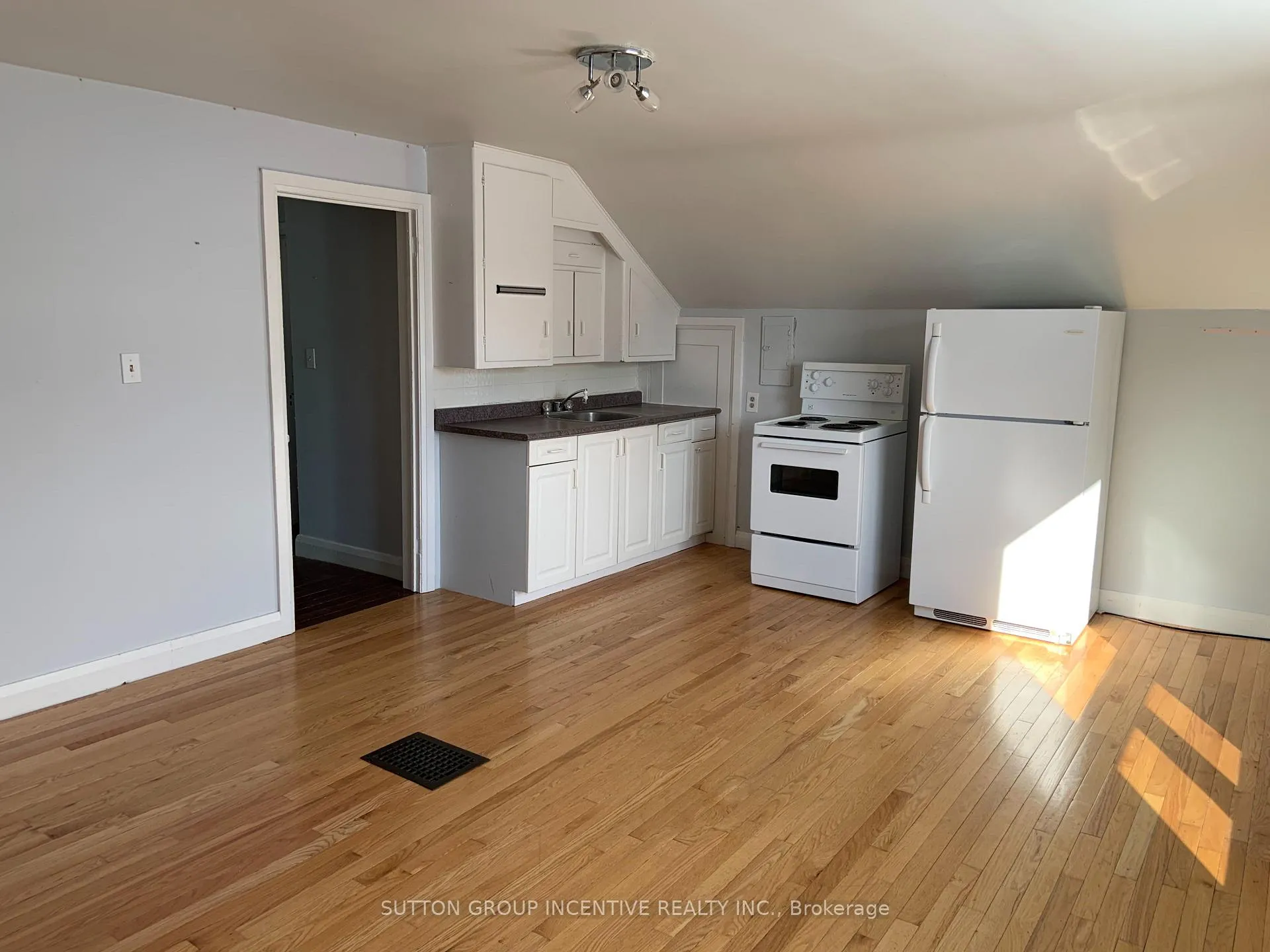 Photo 29 of 39 Donald Street, Barrie, Queen's Park — HOMEH