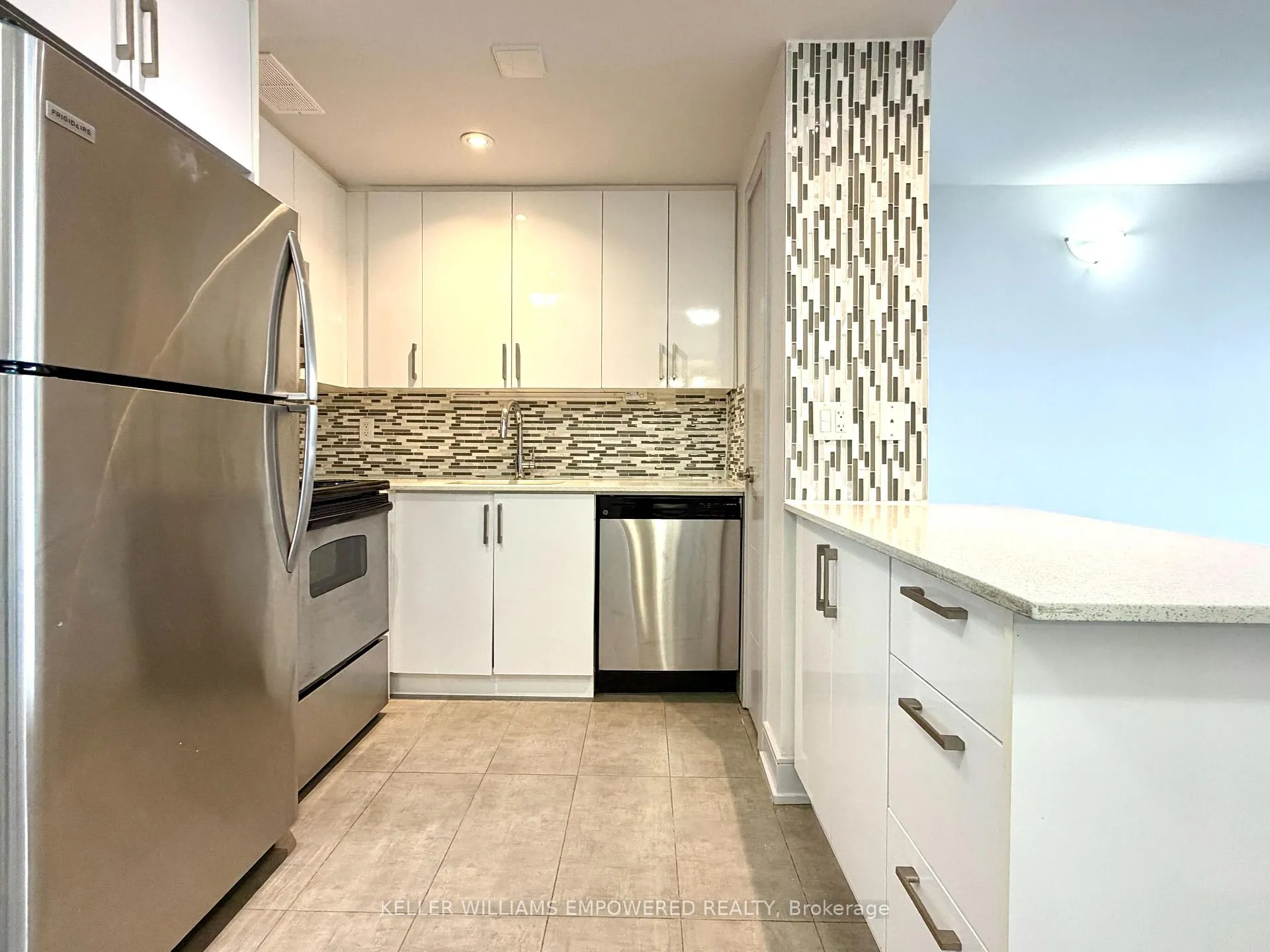 Front of Unit 608, 225 Davisville Avenue