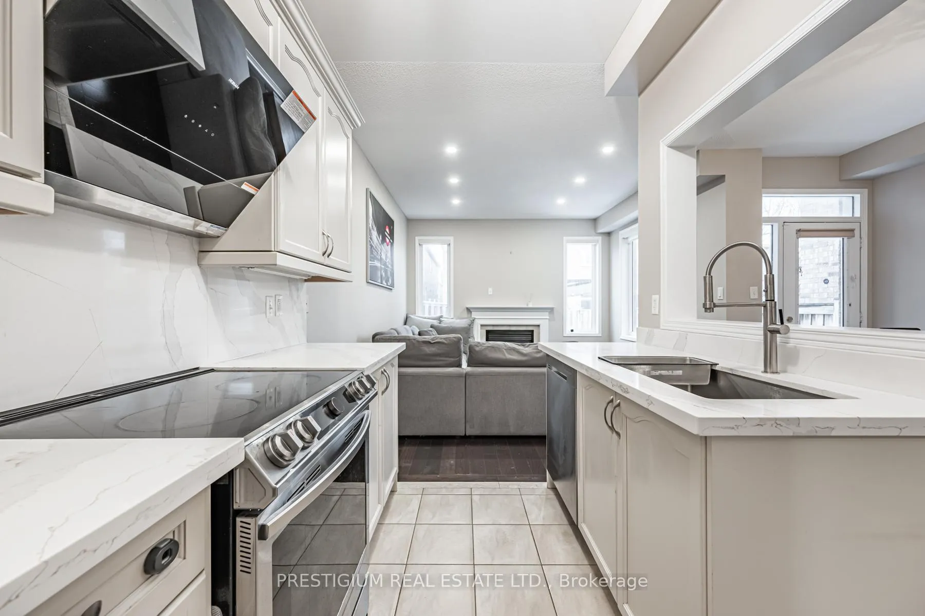 Photo 9 of 25 White Beach Crescent, Vaughan, Patterson — HOMEH