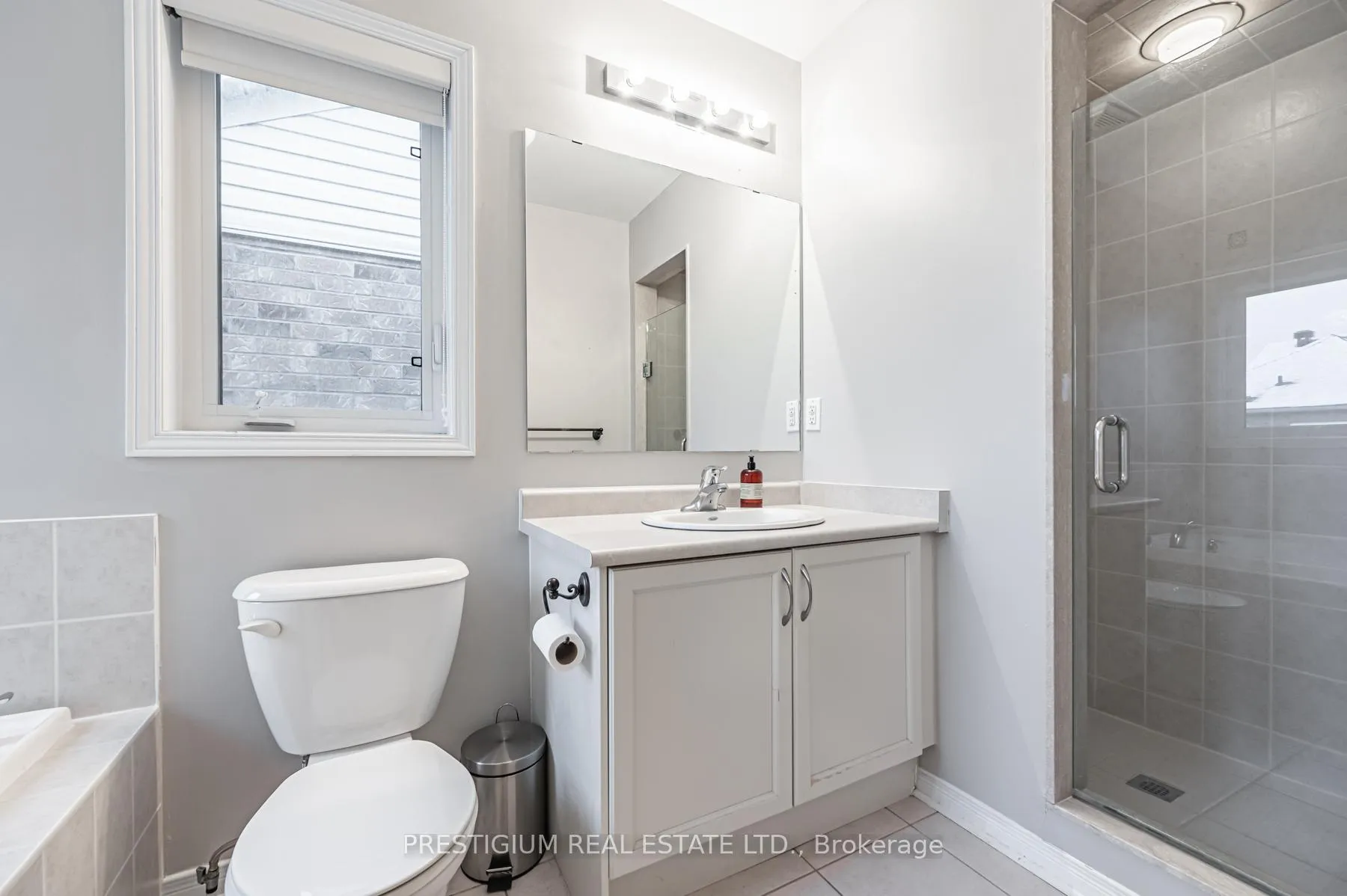 Photo 17 of 25 White Beach Crescent, Vaughan, Patterson — HOMEH