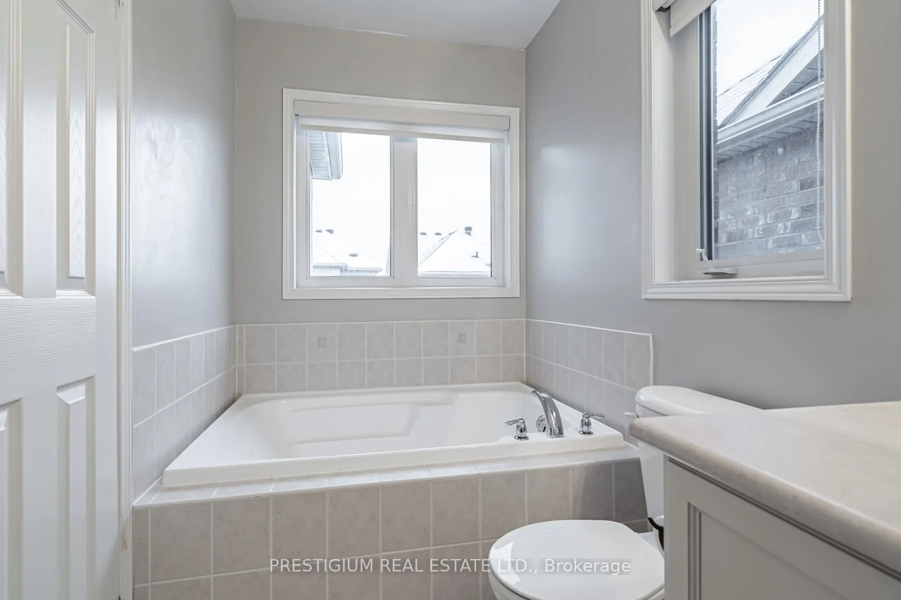 Photo 18 of 25 White Beach Crescent, Vaughan, Patterson — HOMEH