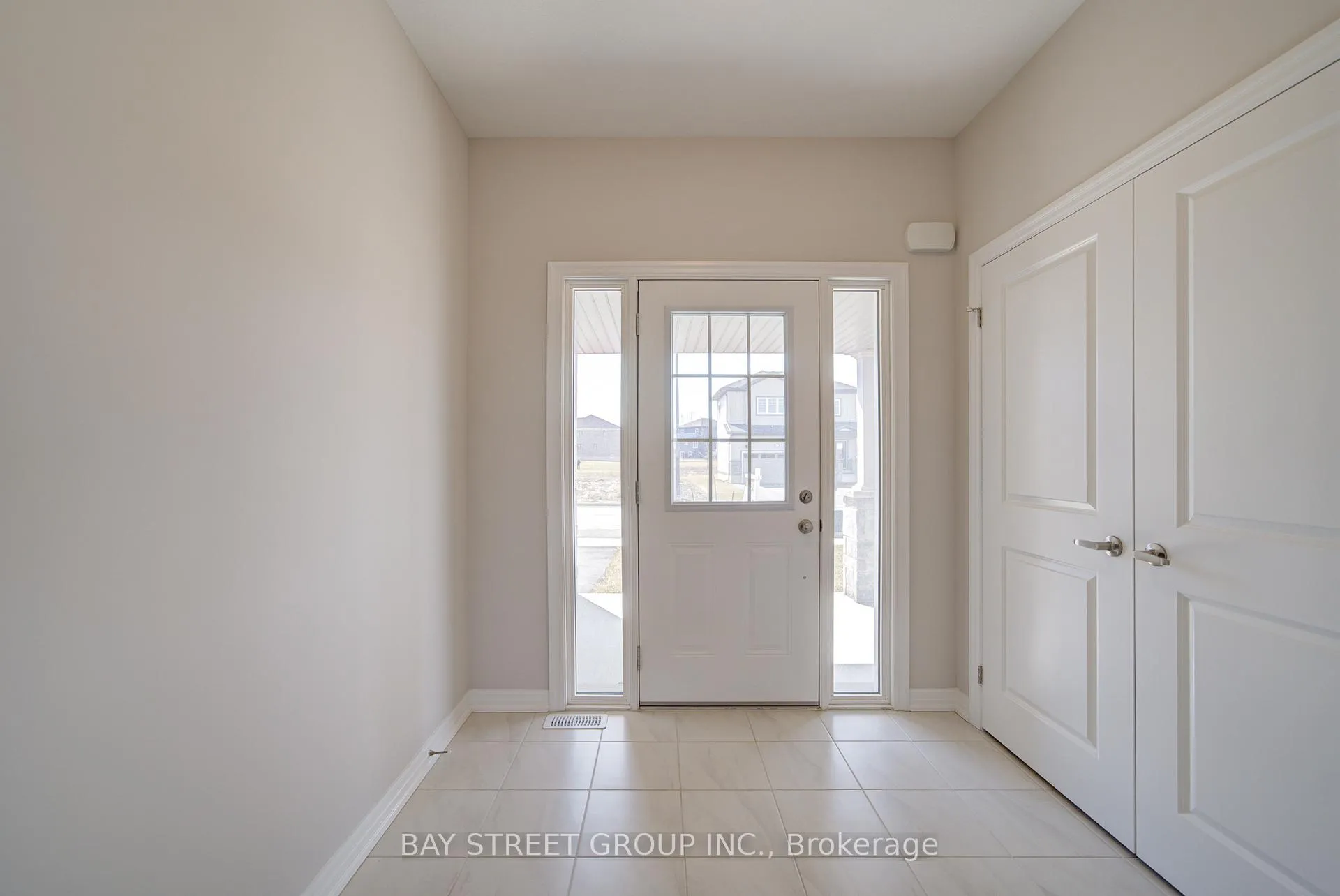Photo 3 of 39 Meadowlark Drive, Port Colborne, Main Street — HOMEH
