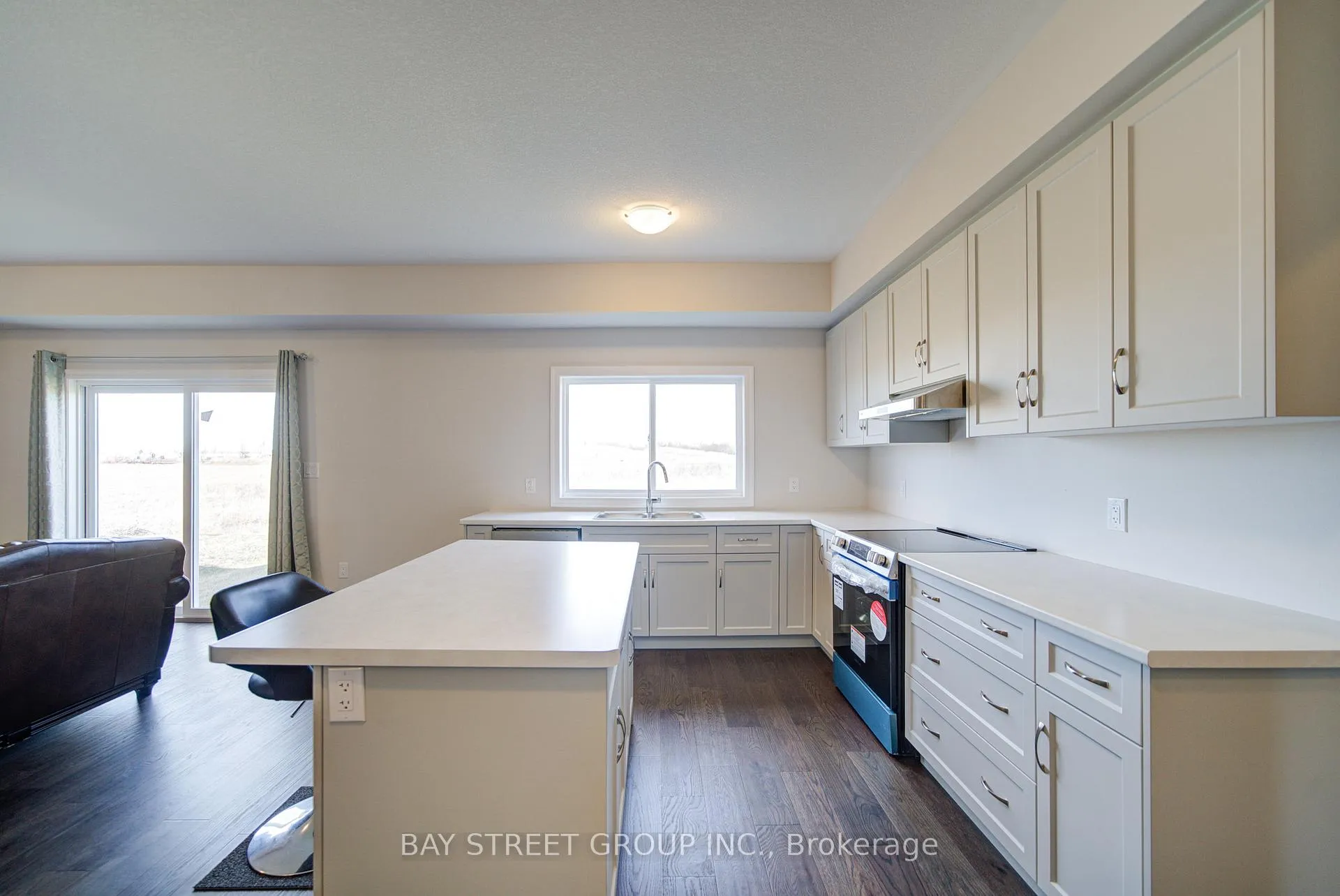 Photo 6 of 39 Meadowlark Drive, Port Colborne, Main Street — HOMEH