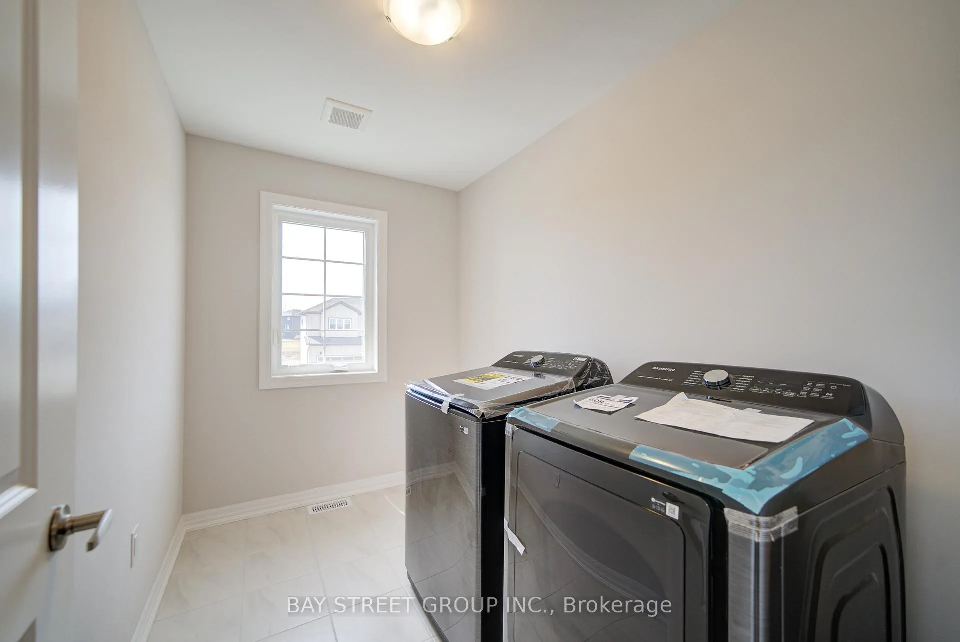 Photo 23 of 39 Meadowlark Drive, Port Colborne, Main Street — HOMEH