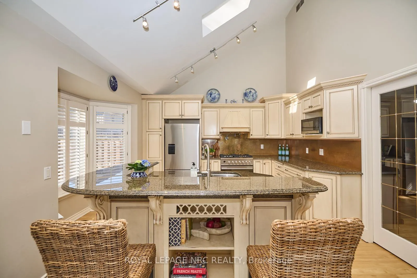 Photo 8 of 12 Brigantine Court, St. Catharines, Port Weller — HOMEH