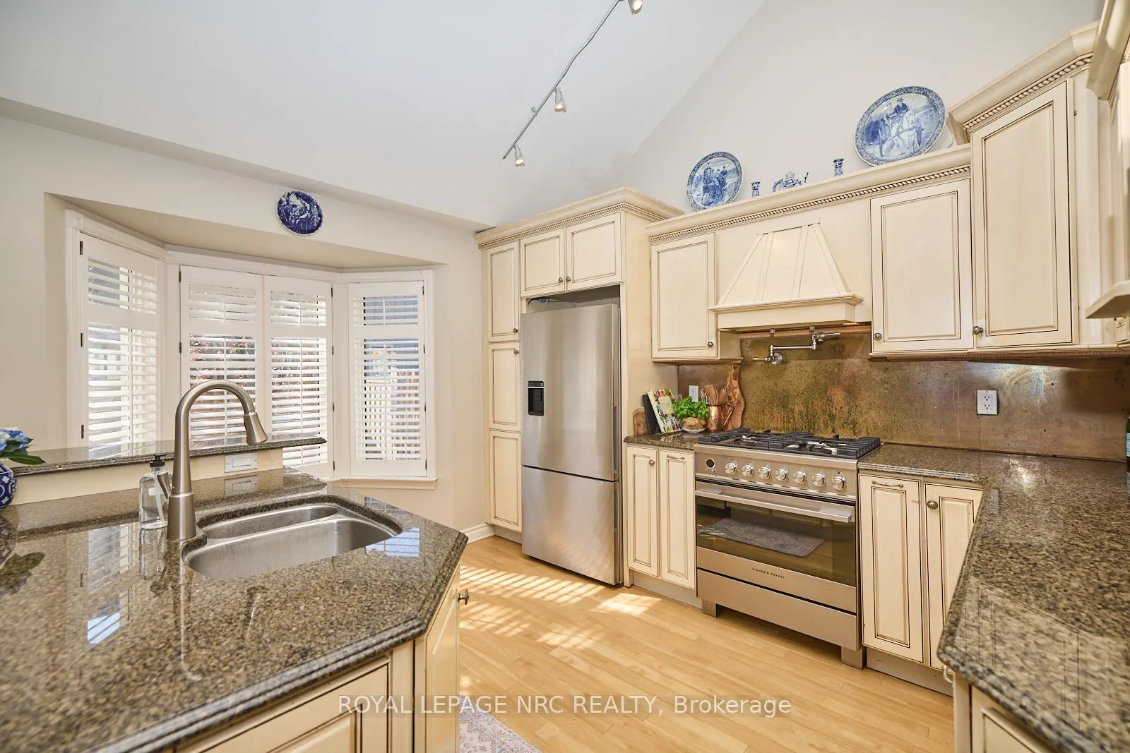 Photo 9 of 12 Brigantine Court, St. Catharines, Port Weller — HOMEH