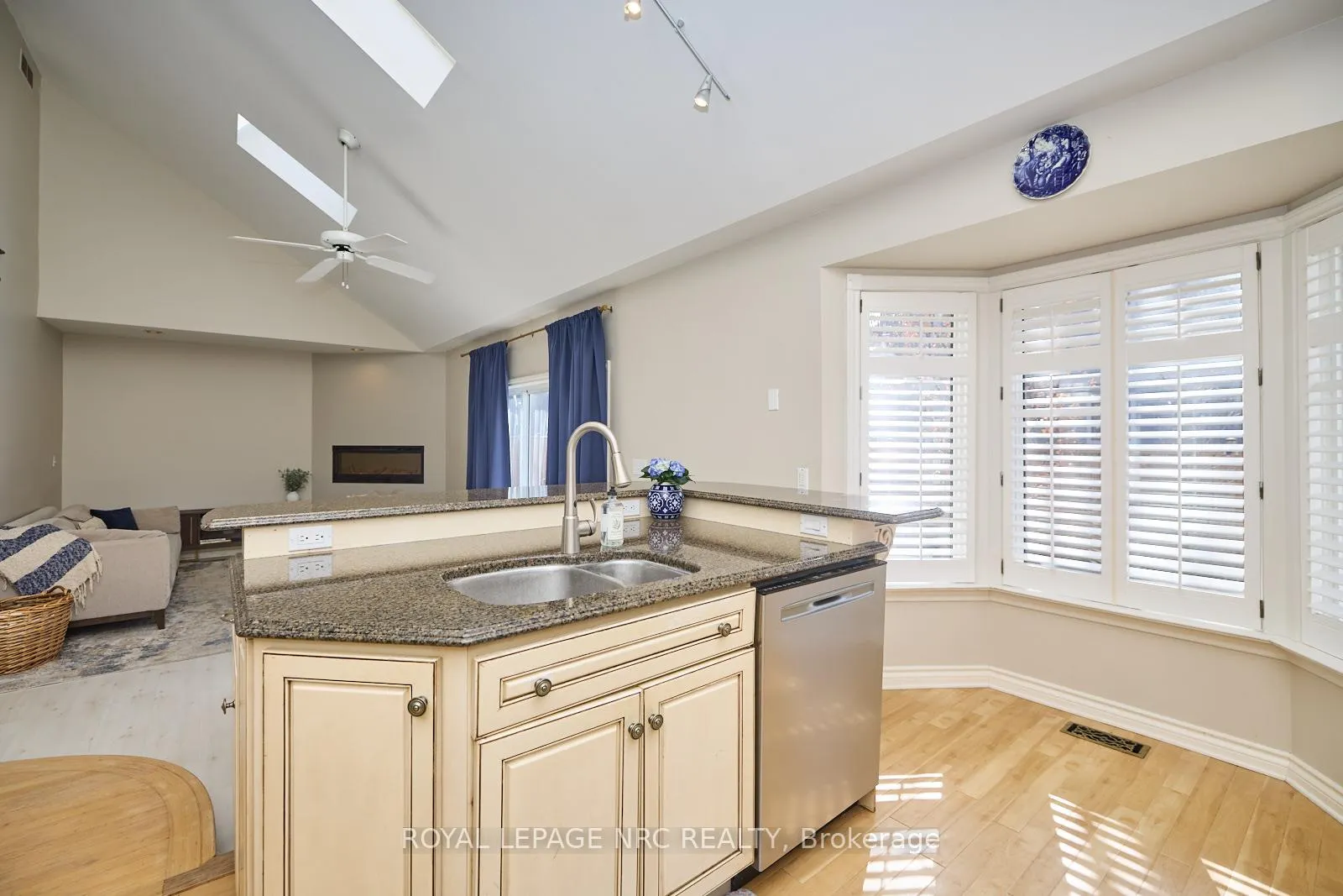 Photo 10 of 12 Brigantine Court, St. Catharines, Port Weller — HOMEH
