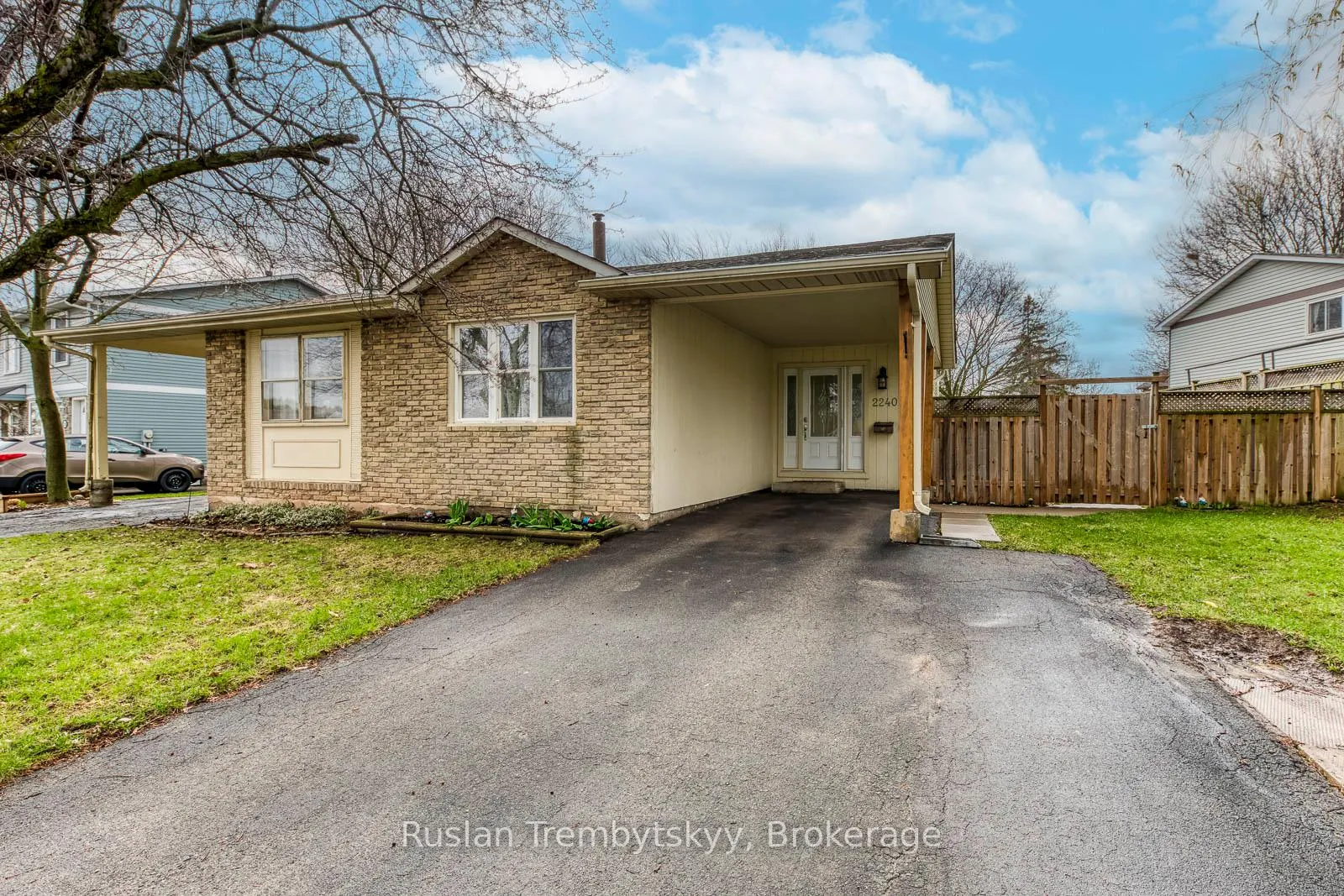 Photo 2 of 2240 Manchester Drive, Burlington, Brant Hills — HOMEH