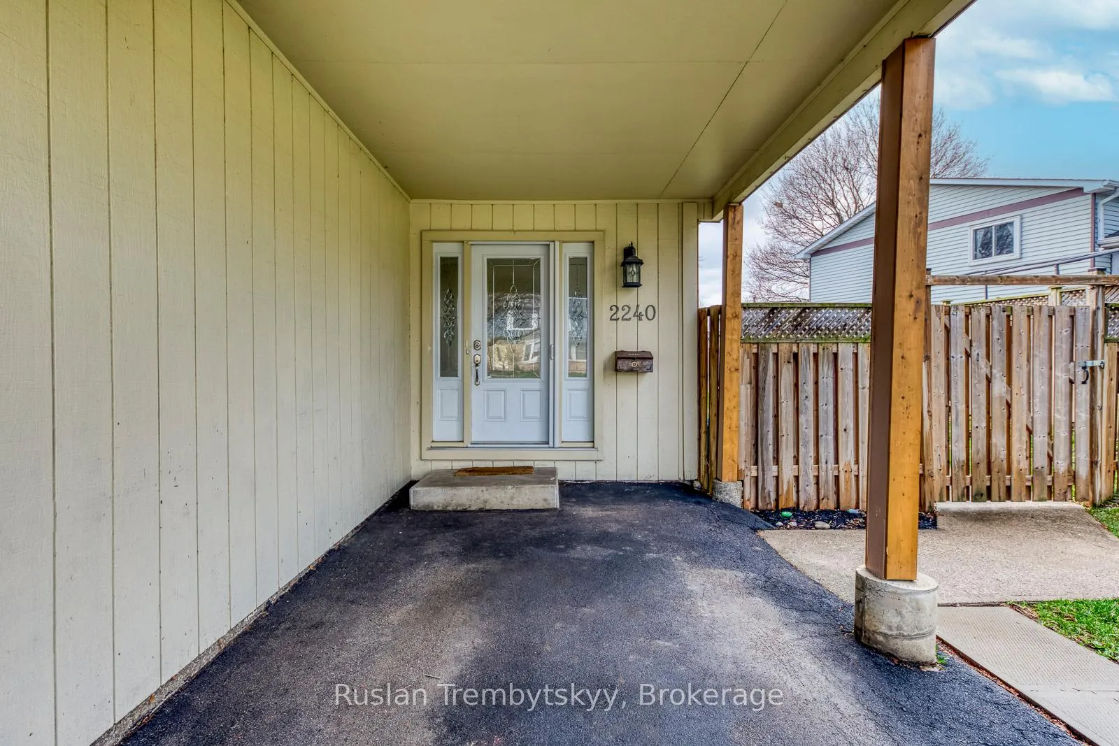 Photo 3 of 2240 Manchester Drive, Burlington, Brant Hills — HOMEH