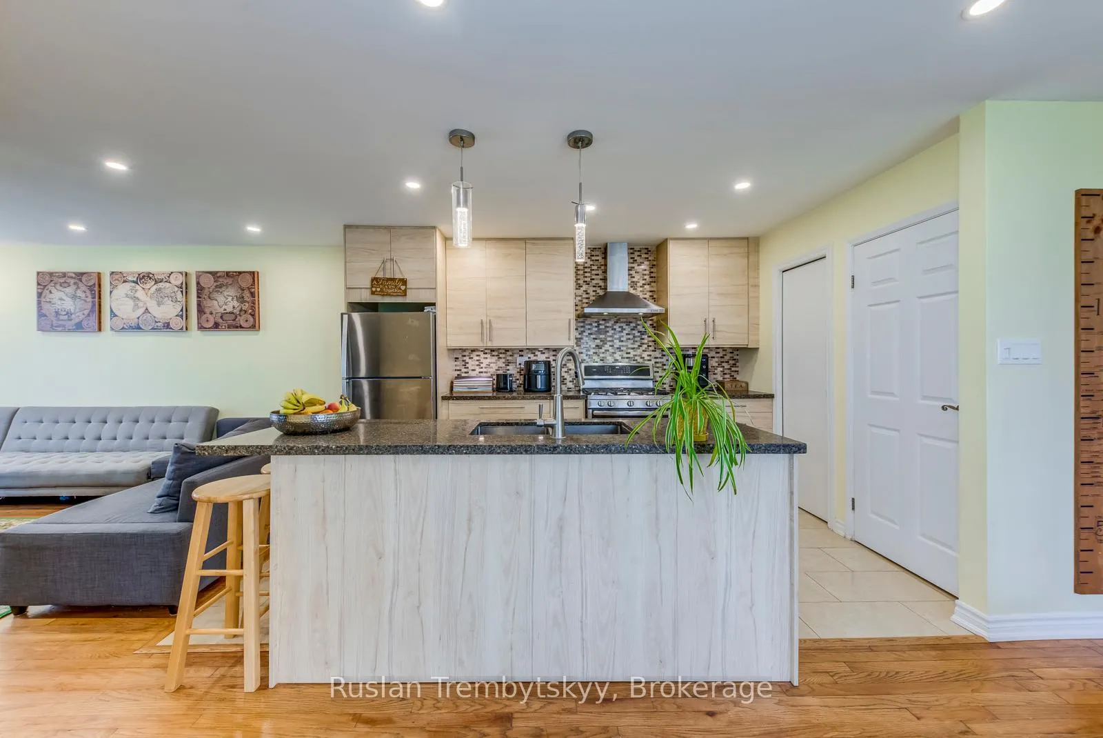 Photo 9 of 2240 Manchester Drive, Burlington, Brant Hills — HOMEH