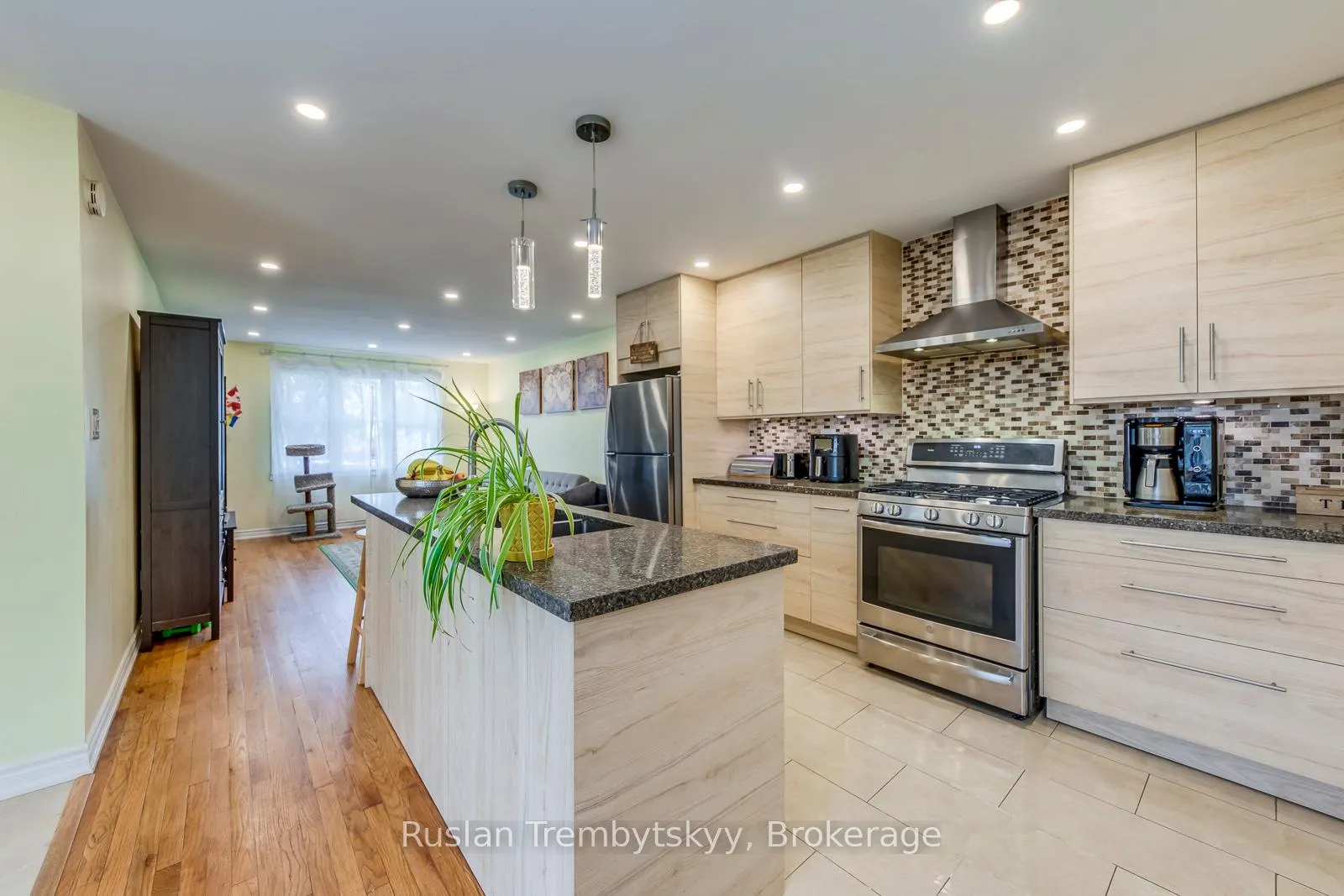 Photo 10 of 2240 Manchester Drive, Burlington, Brant Hills — HOMEH