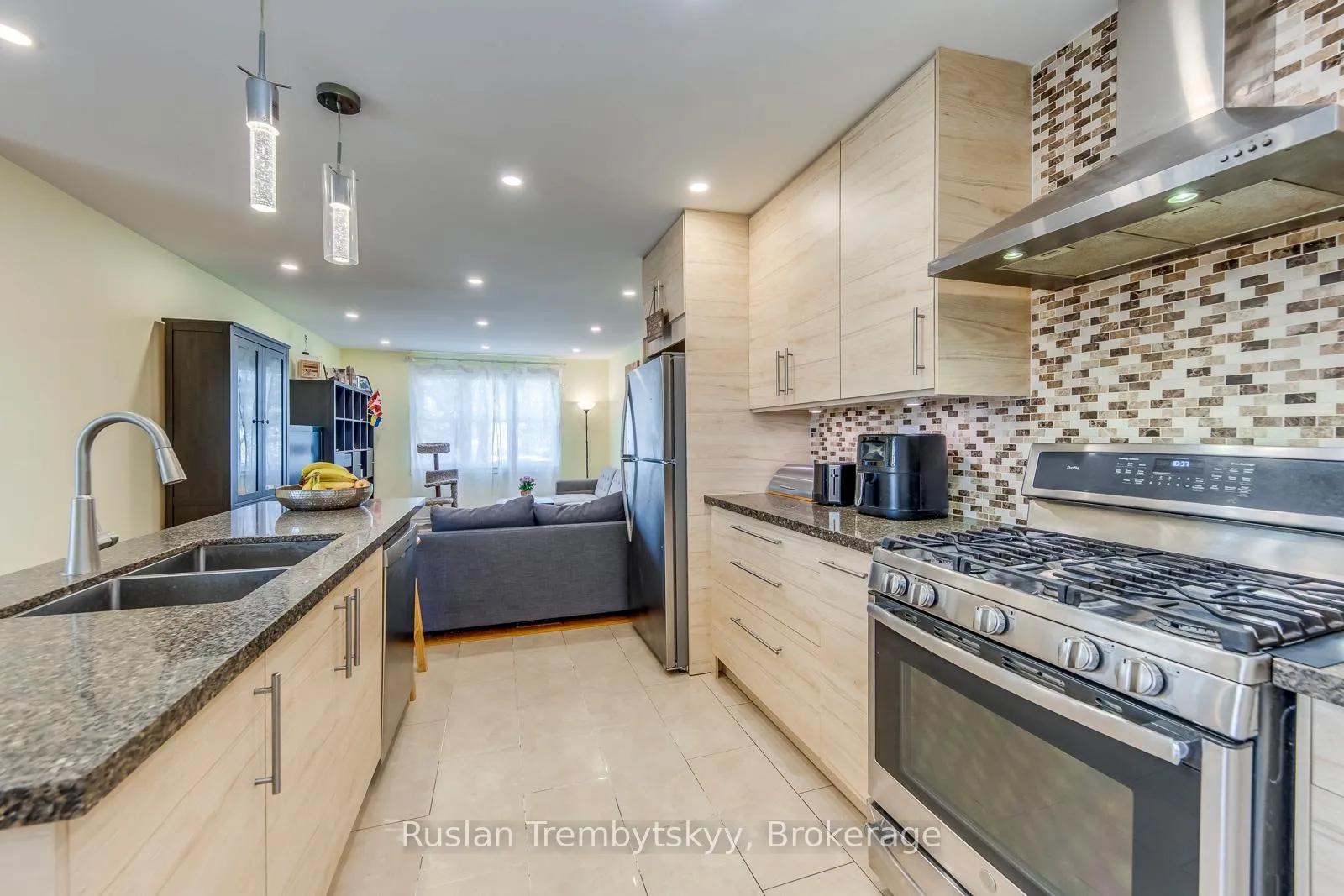 Photo 11 of 2240 Manchester Drive, Burlington, Brant Hills — HOMEH