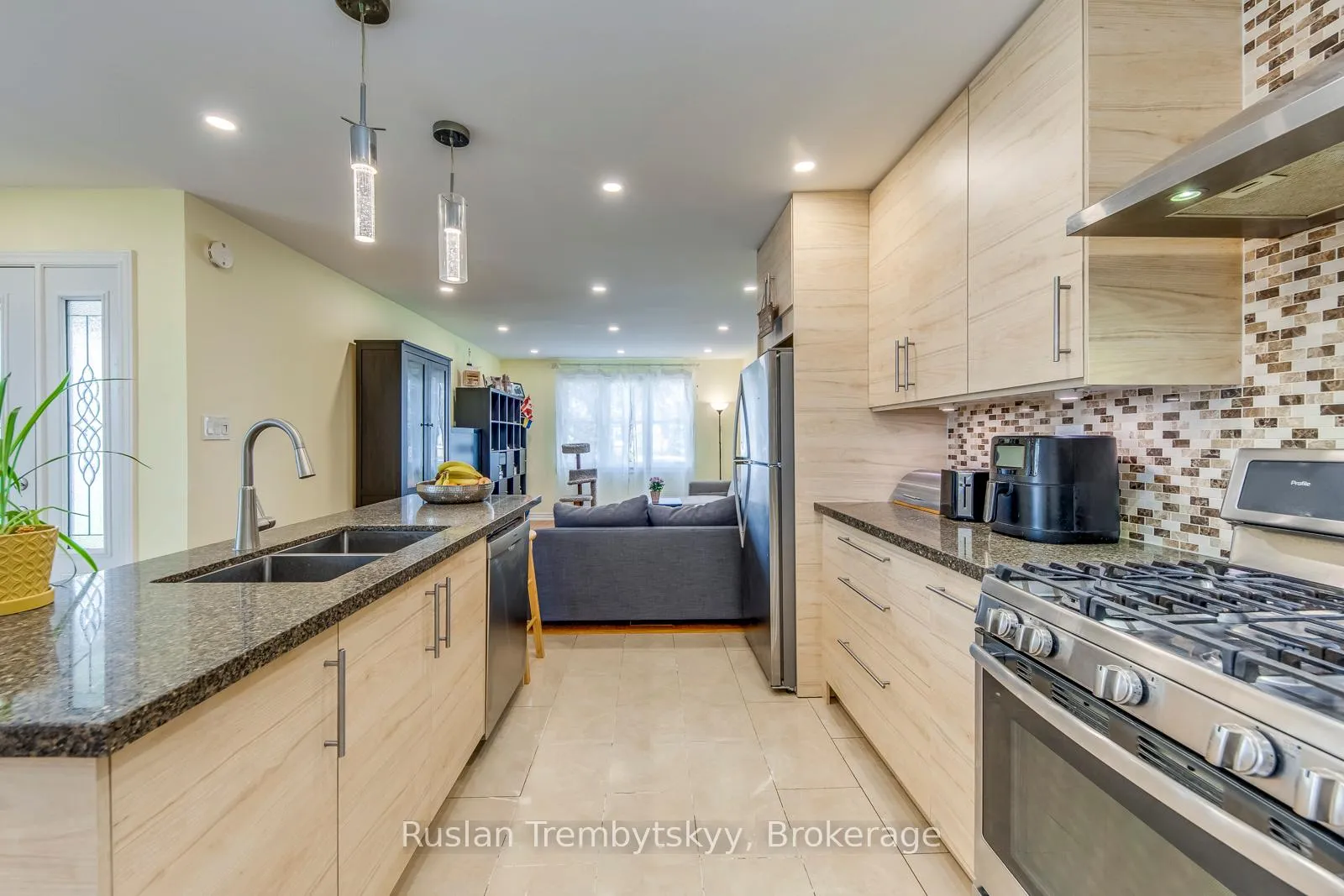 Photo 12 of 2240 Manchester Drive, Burlington, Brant Hills — HOMEH