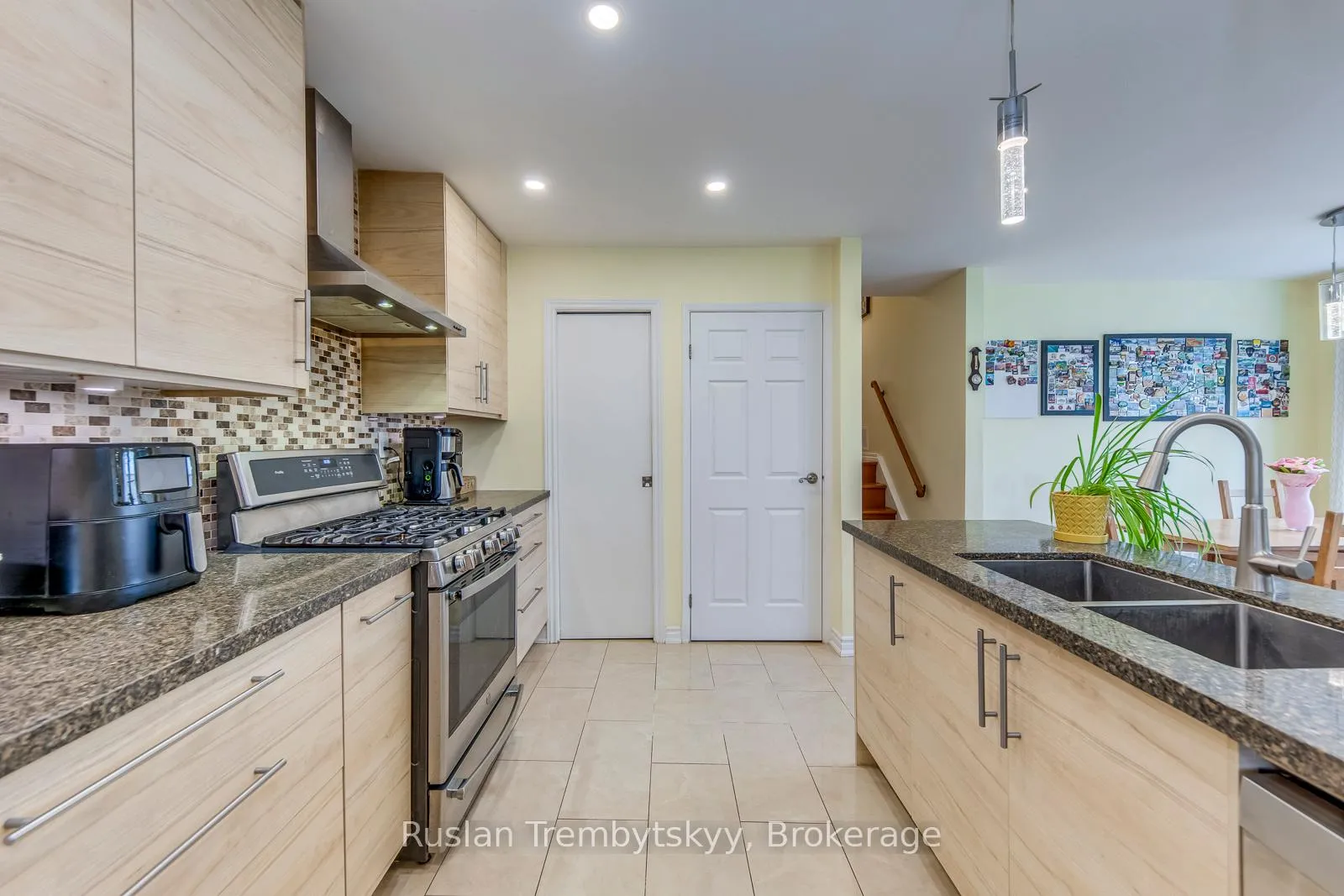 Photo 14 of 2240 Manchester Drive, Burlington, Brant Hills — HOMEH