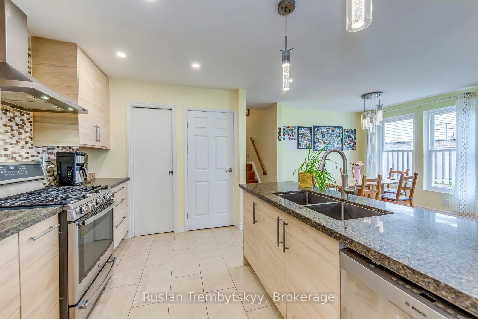 Photo 15 of 2240 Manchester Drive, Burlington, Brant Hills — HOMEH
