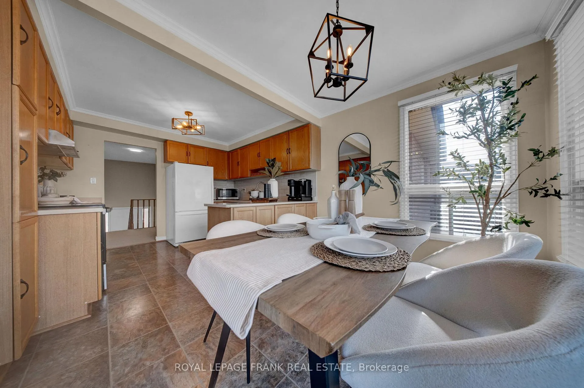Photo 8 of 86 Devondale Street, Clarington, Courtice — HOMEH