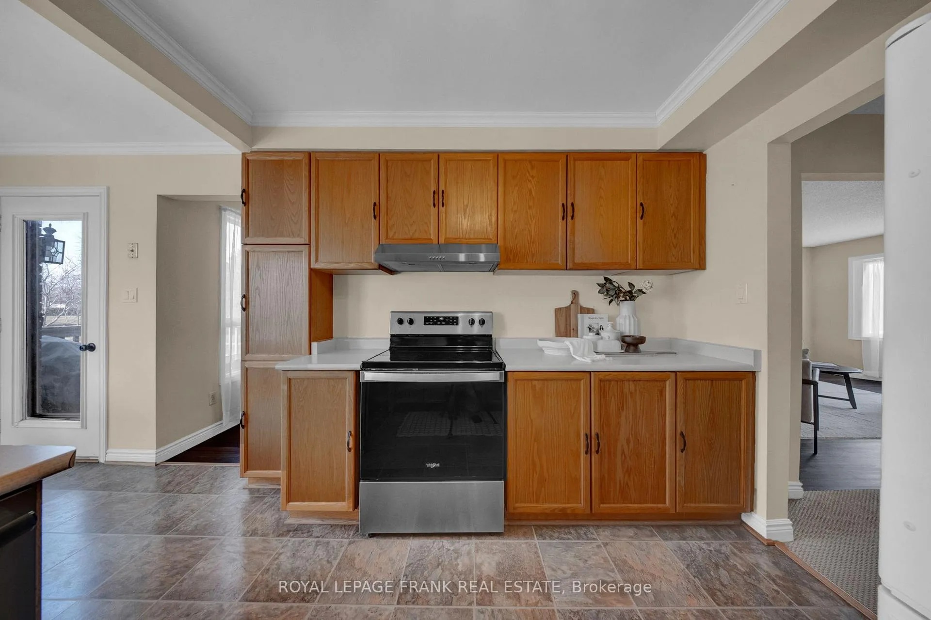 Photo 10 of 86 Devondale Street, Clarington, Courtice — HOMEH