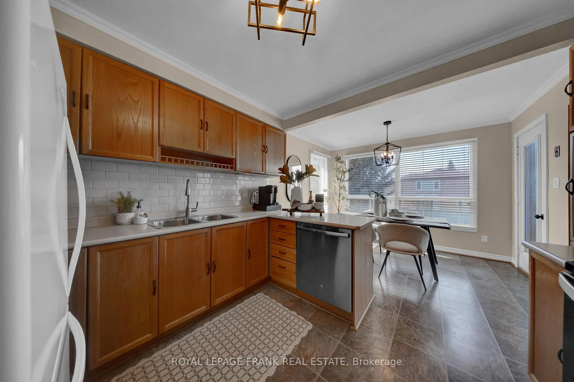 Photo 11 of 86 Devondale Street, Clarington, Courtice — HOMEH