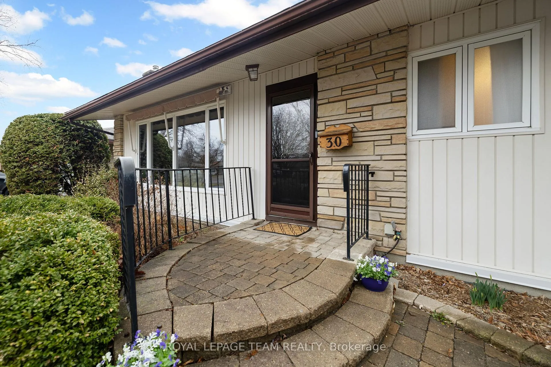 Photo 3 of 30 Elmsley Crescent, Ottawa, Arbeatha Park — HOMEH