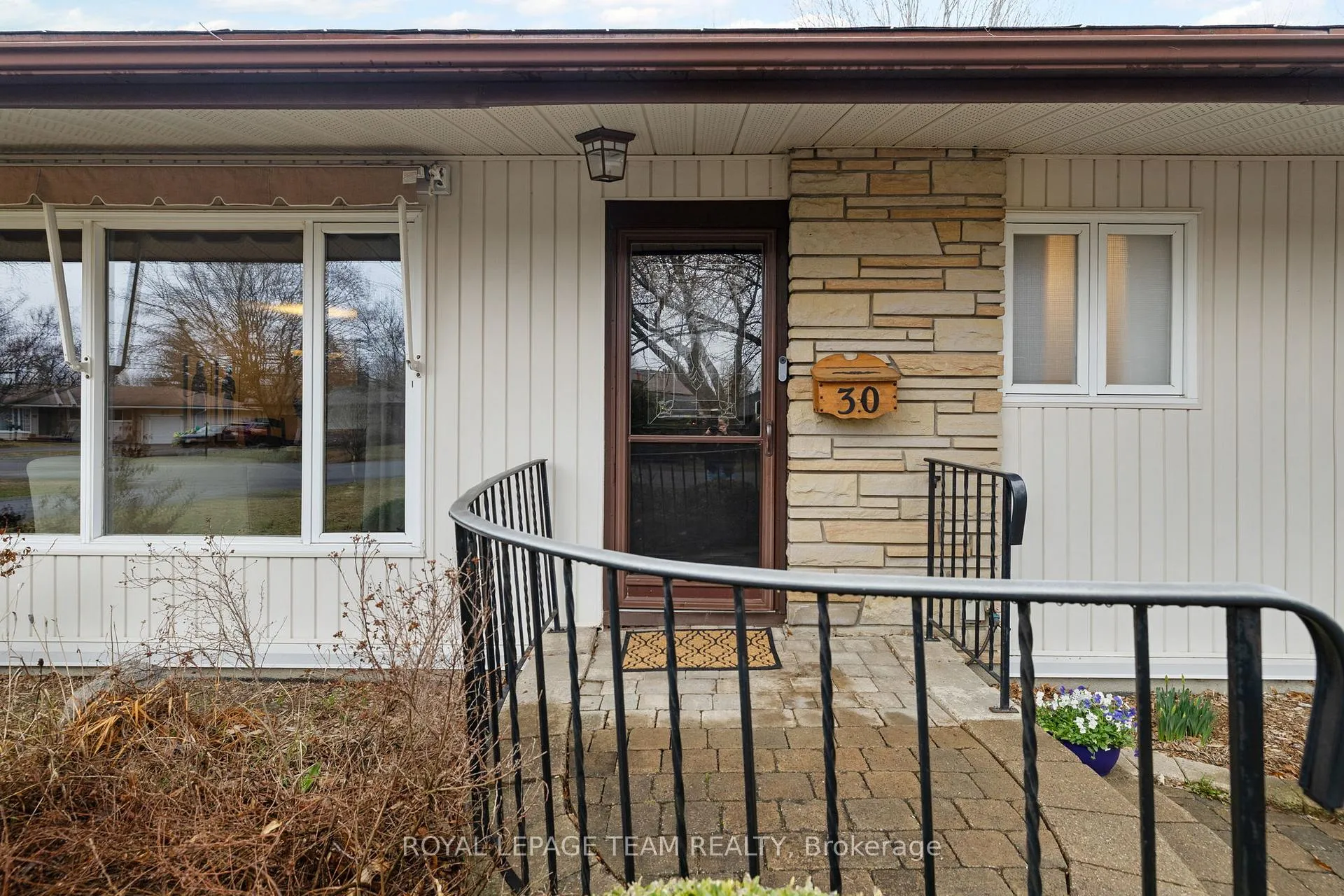 Photo 4 of 30 Elmsley Crescent, Ottawa, Arbeatha Park — HOMEH