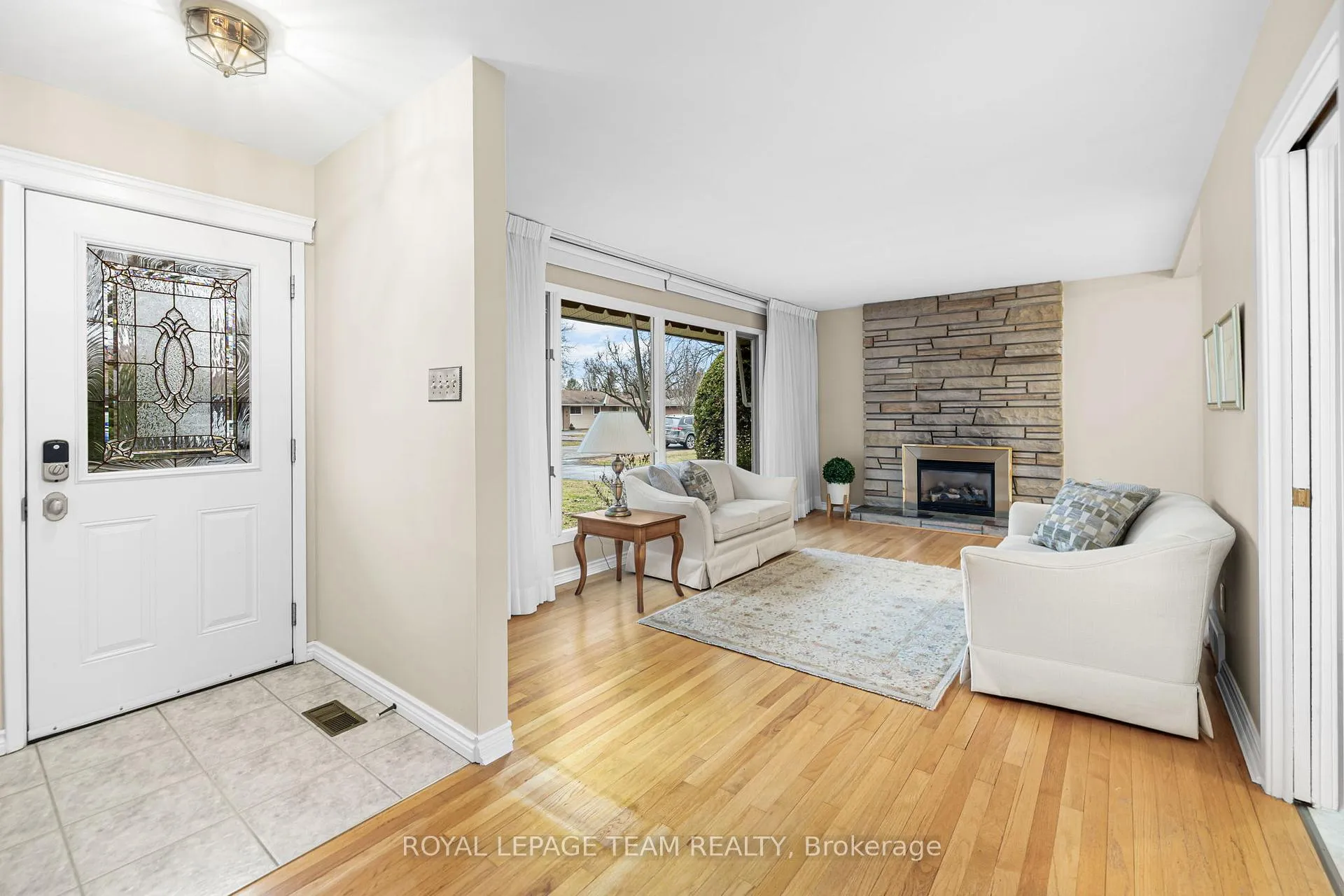 Photo 5 of 30 Elmsley Crescent, Ottawa, Arbeatha Park — HOMEH