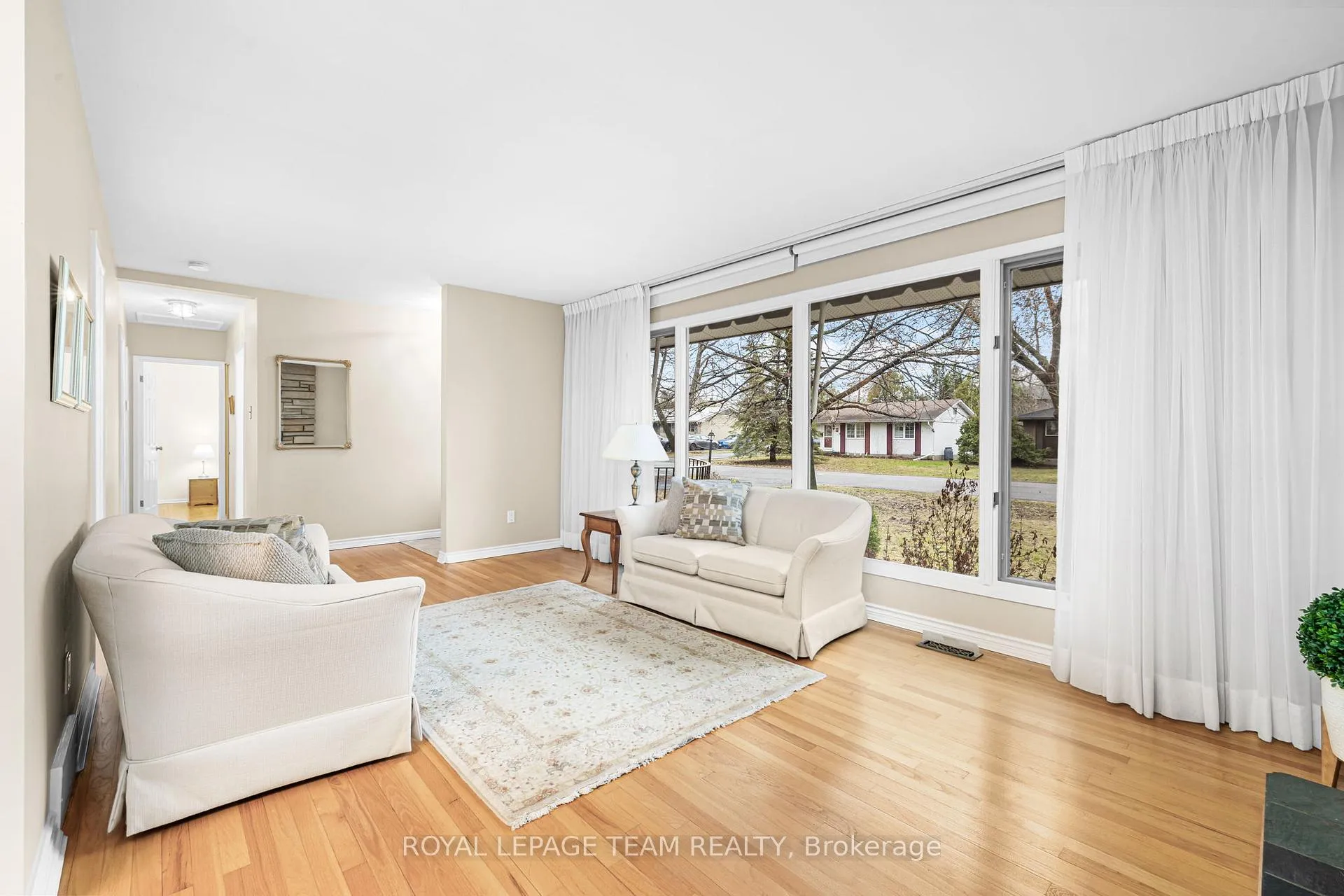 Photo 9 of 30 Elmsley Crescent, Ottawa, Arbeatha Park — HOMEH