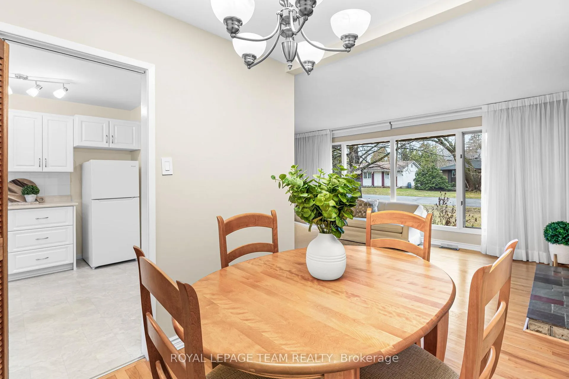 Photo 12 of 30 Elmsley Crescent, Ottawa, Arbeatha Park — HOMEH