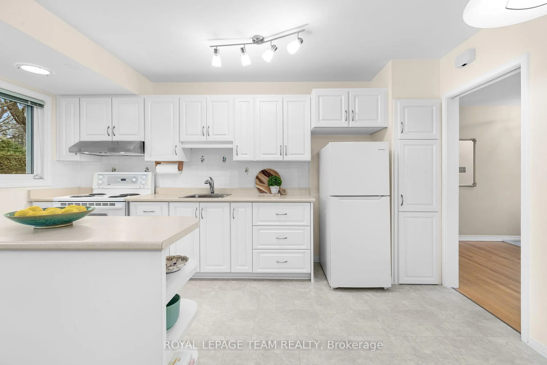 Photo 13 of 30 Elmsley Crescent, Ottawa, Arbeatha Park — HOMEH