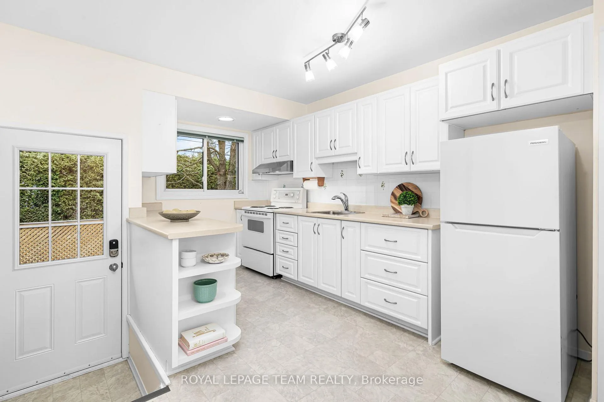 Photo 14 of 30 Elmsley Crescent, Ottawa, Arbeatha Park — HOMEH