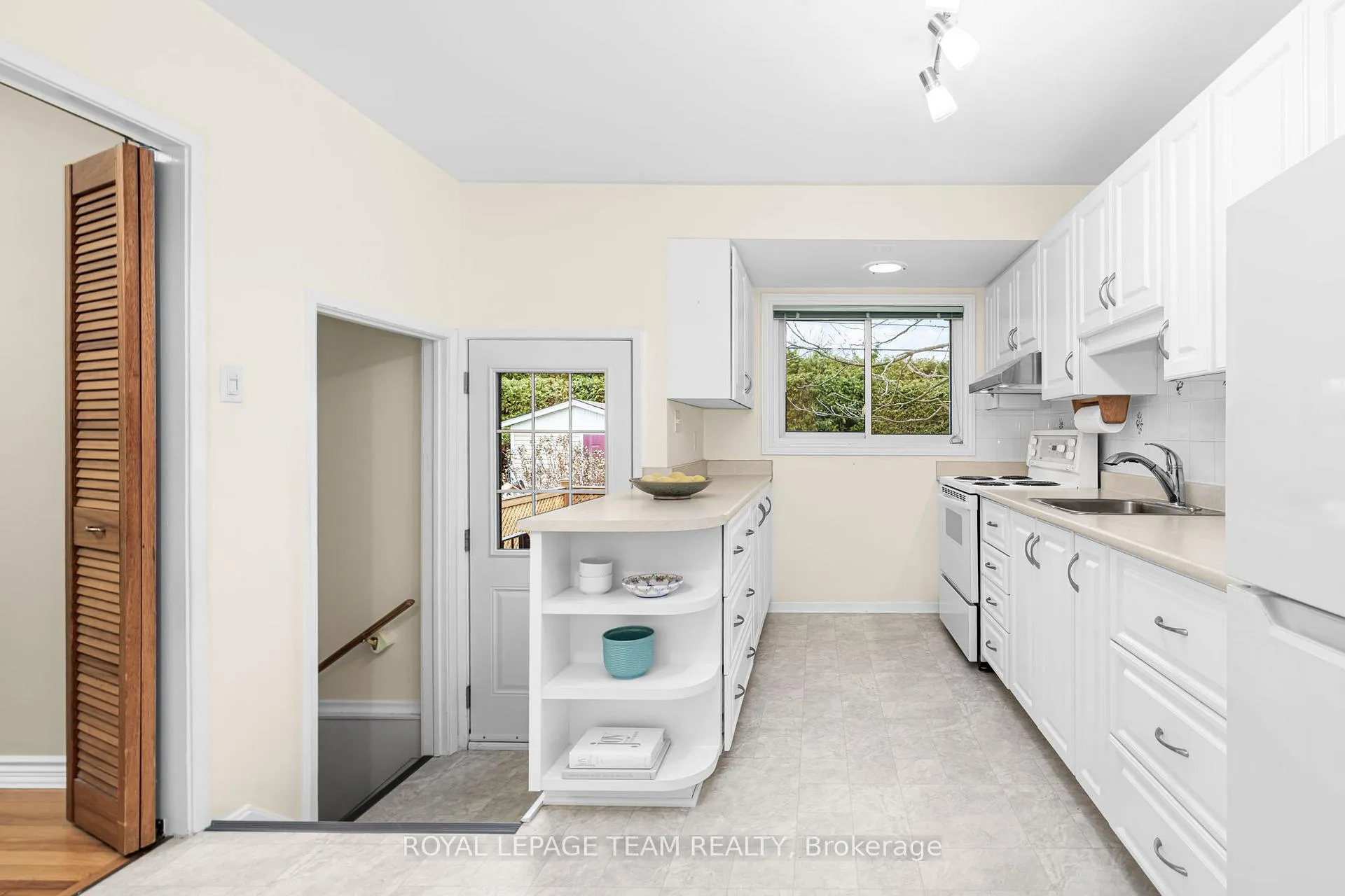 Photo 15 of 30 Elmsley Crescent, Ottawa, Arbeatha Park — HOMEH