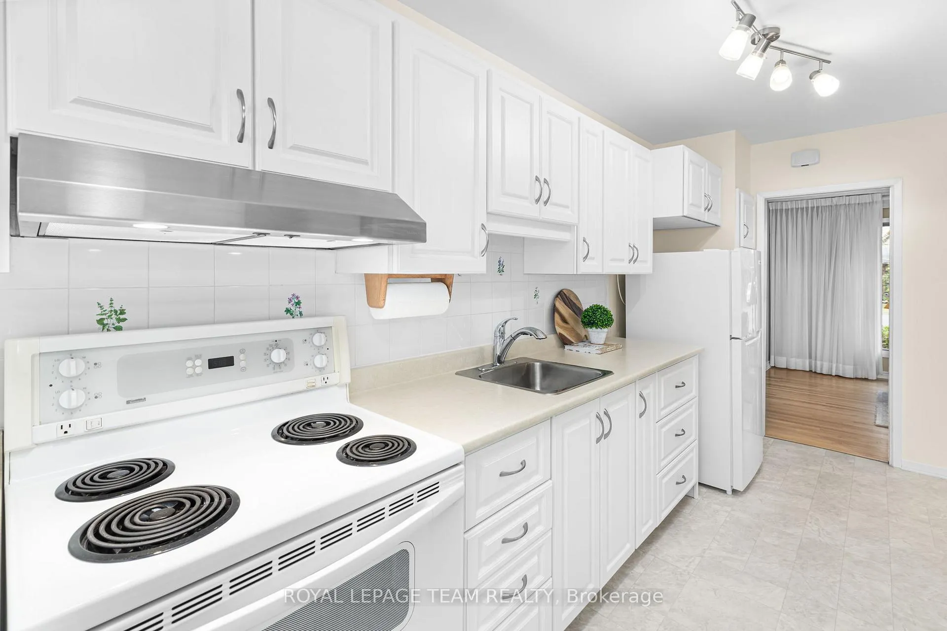 Photo 17 of 30 Elmsley Crescent, Ottawa, Arbeatha Park — HOMEH