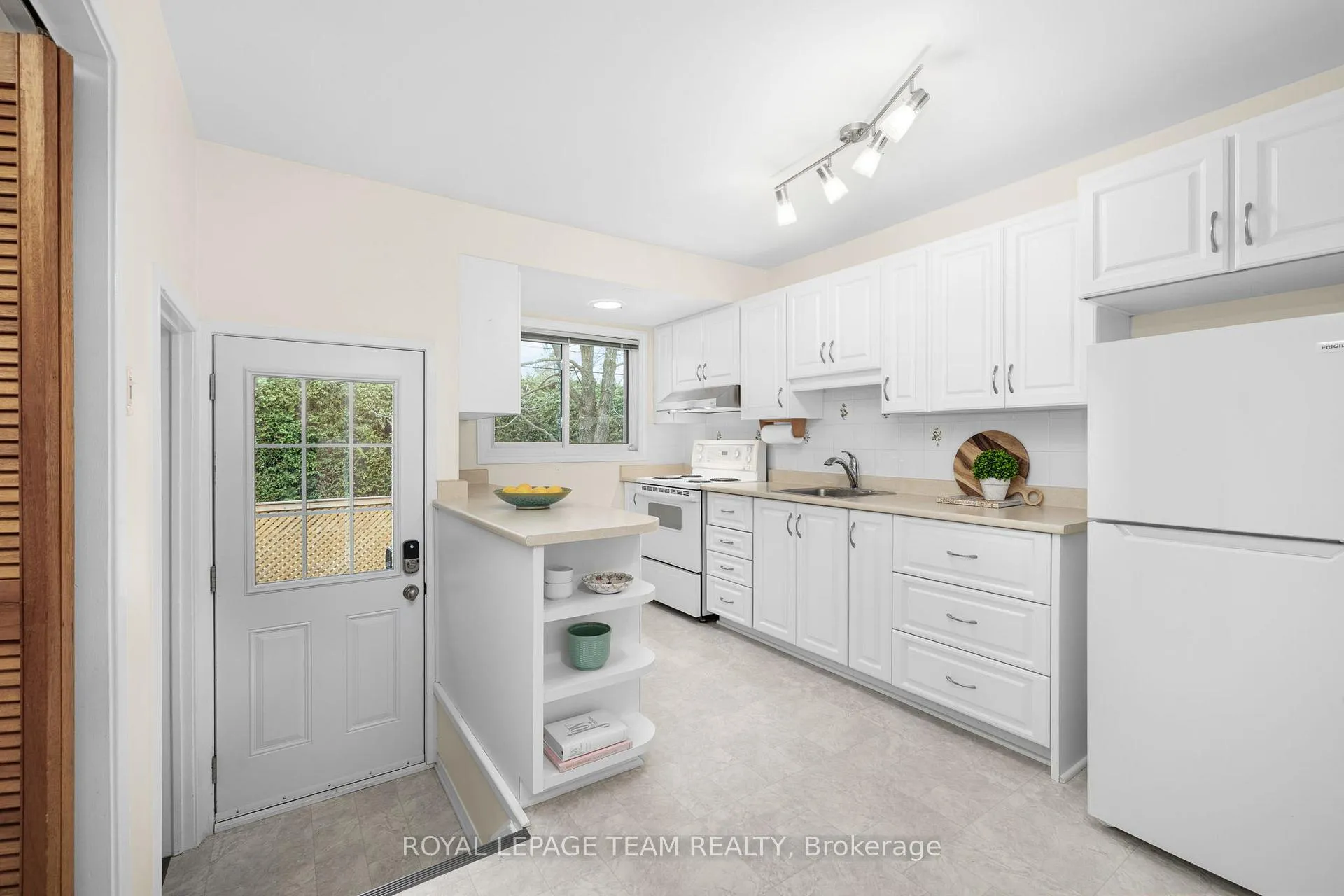 Photo 20 of 30 Elmsley Crescent, Ottawa, Arbeatha Park — HOMEH