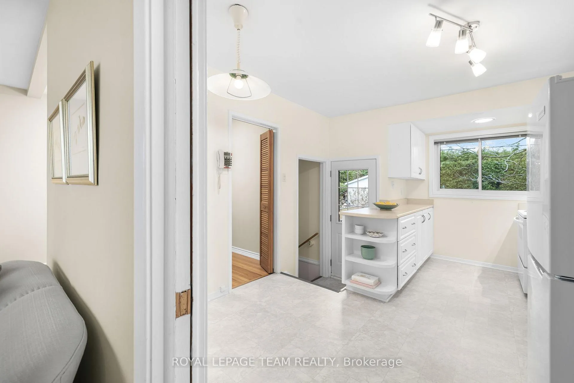 Photo 21 of 30 Elmsley Crescent, Ottawa, Arbeatha Park — HOMEH