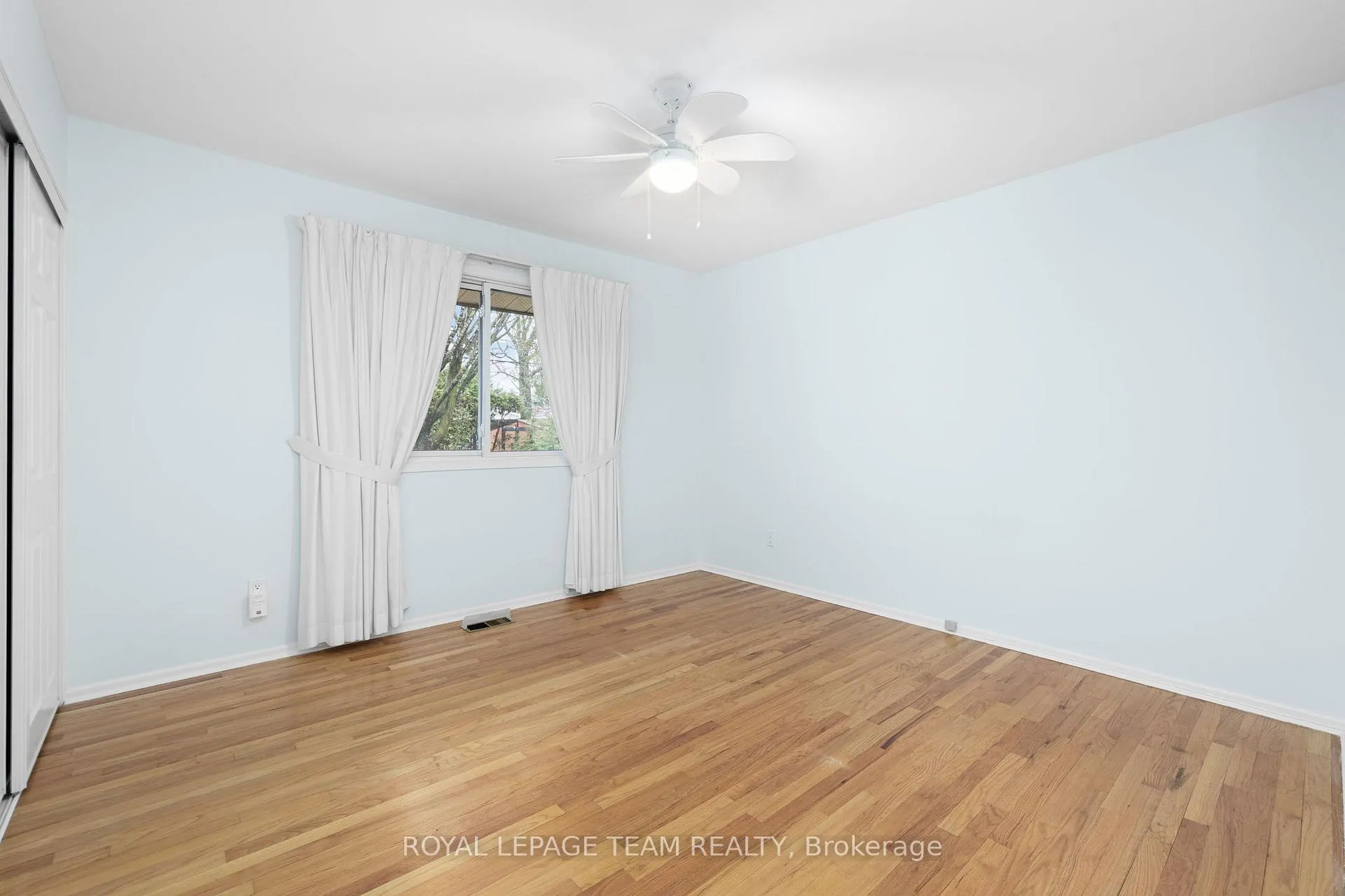 Photo 24 of 30 Elmsley Crescent, Ottawa, Arbeatha Park — HOMEH