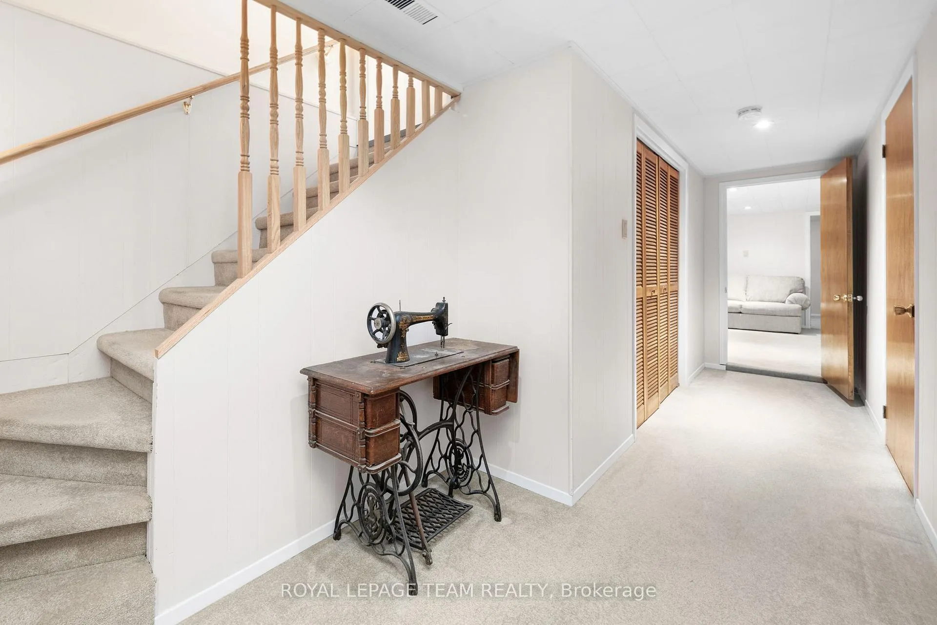 Photo 32 of 30 Elmsley Crescent, Ottawa, Arbeatha Park — HOMEH
