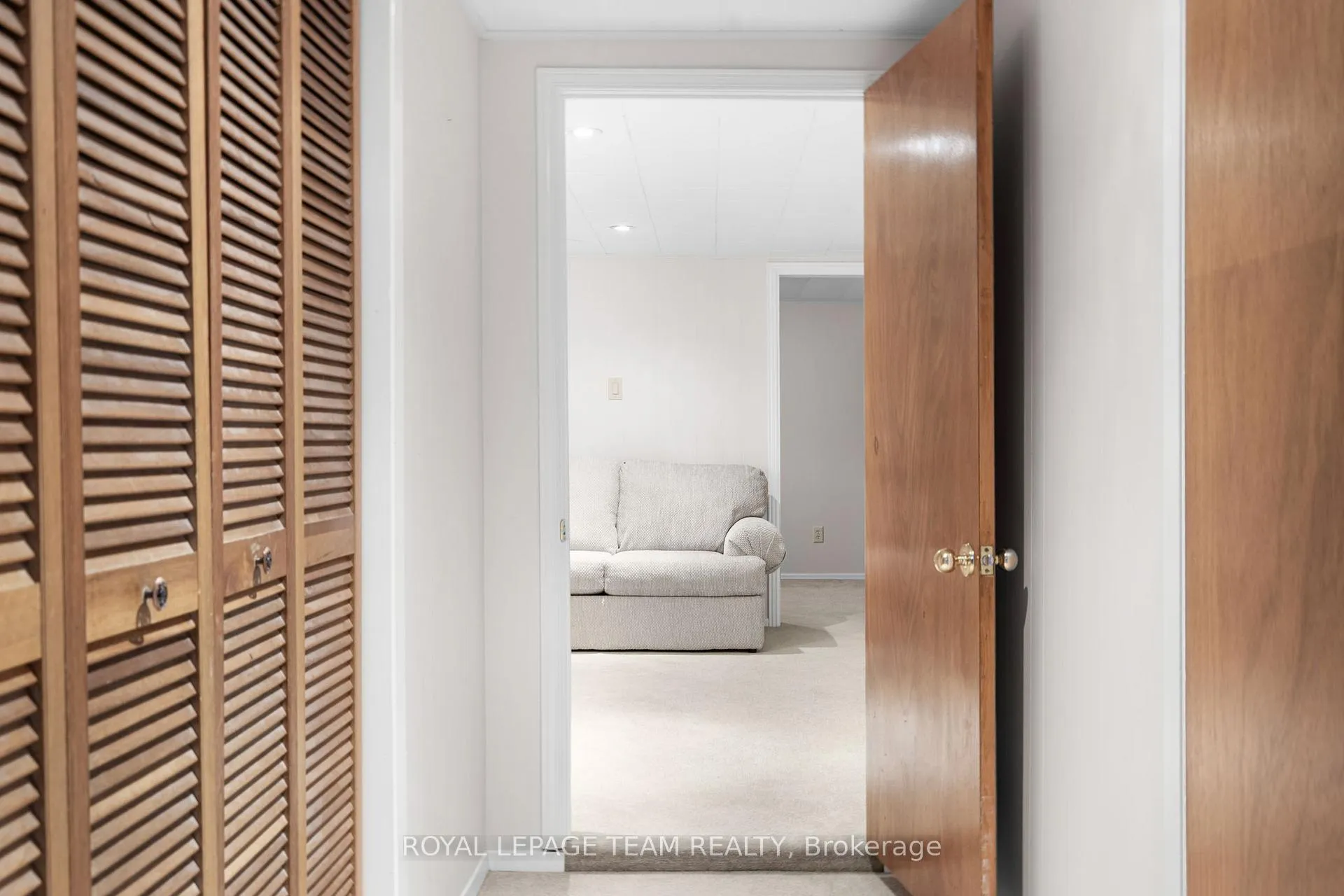 Photo 33 of 30 Elmsley Crescent, Ottawa, Arbeatha Park — HOMEH