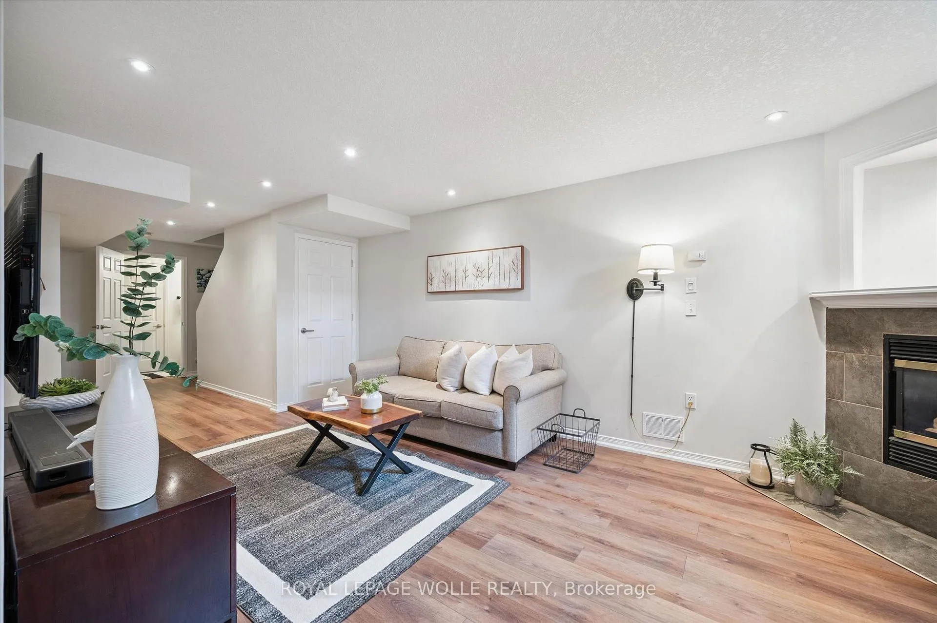 Photo 32 of 458 Citadel Court, Waterloo — HOMEH