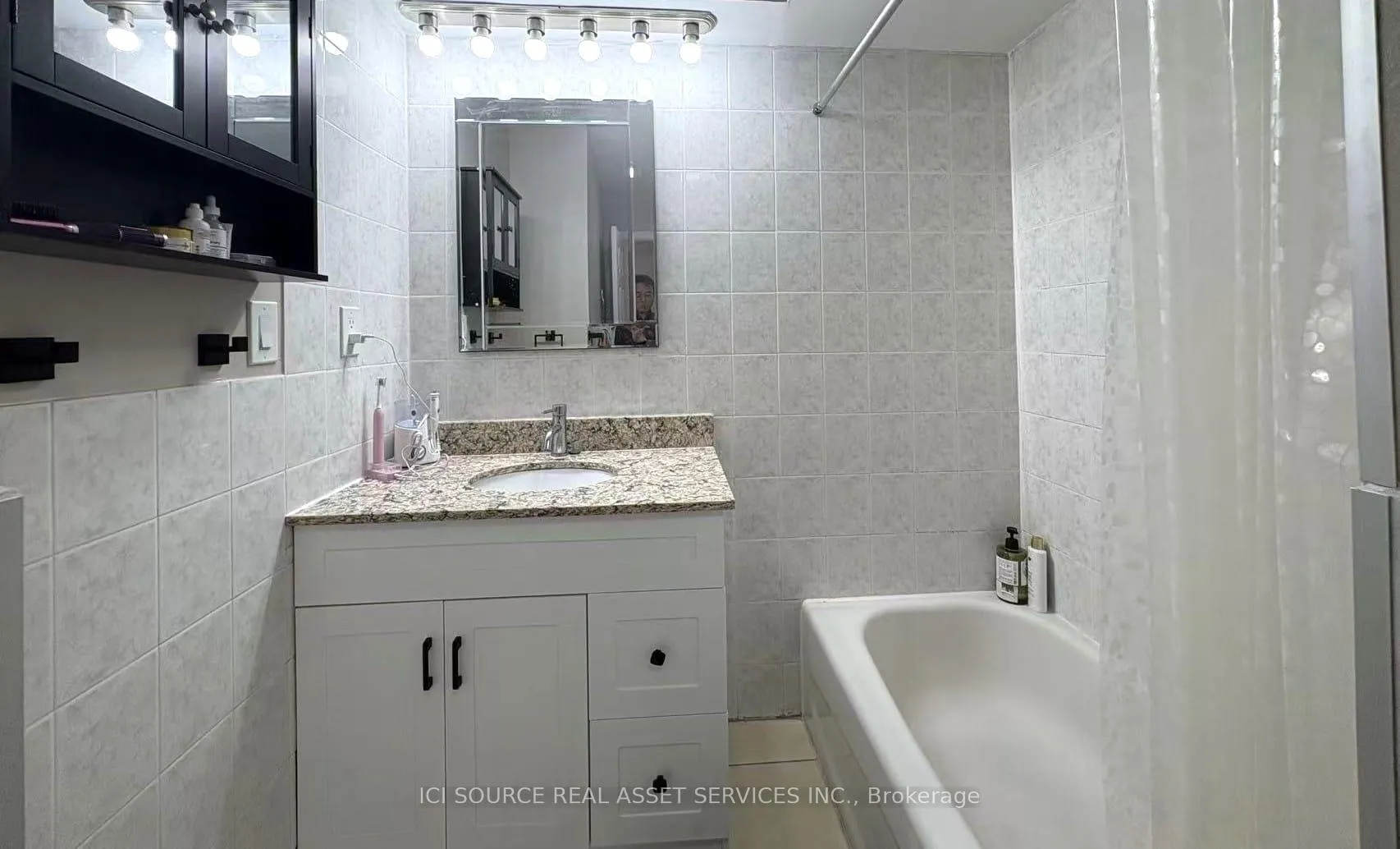 Photo 3 of Unit Upper Unit, 19 Talbot Street, Brampton, Brampton West — HOMEH