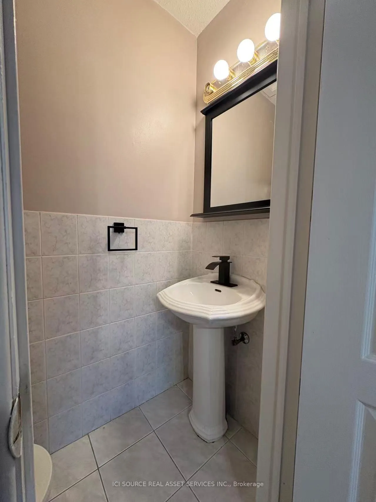 Photo 7 of Unit Upper Unit, 19 Talbot Street, Brampton, Brampton West — HOMEH