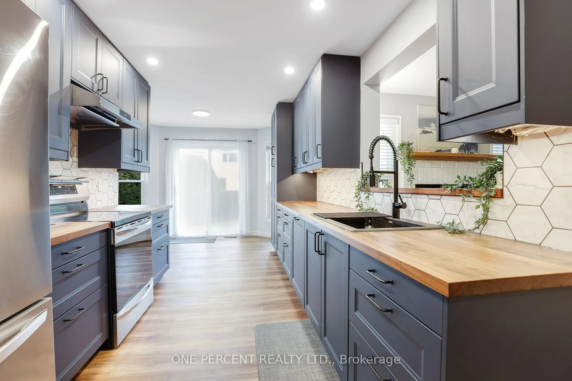 Photo 15 of 1570 Champneuf Drive, Ottawa, Chateauneuf — HOMEH